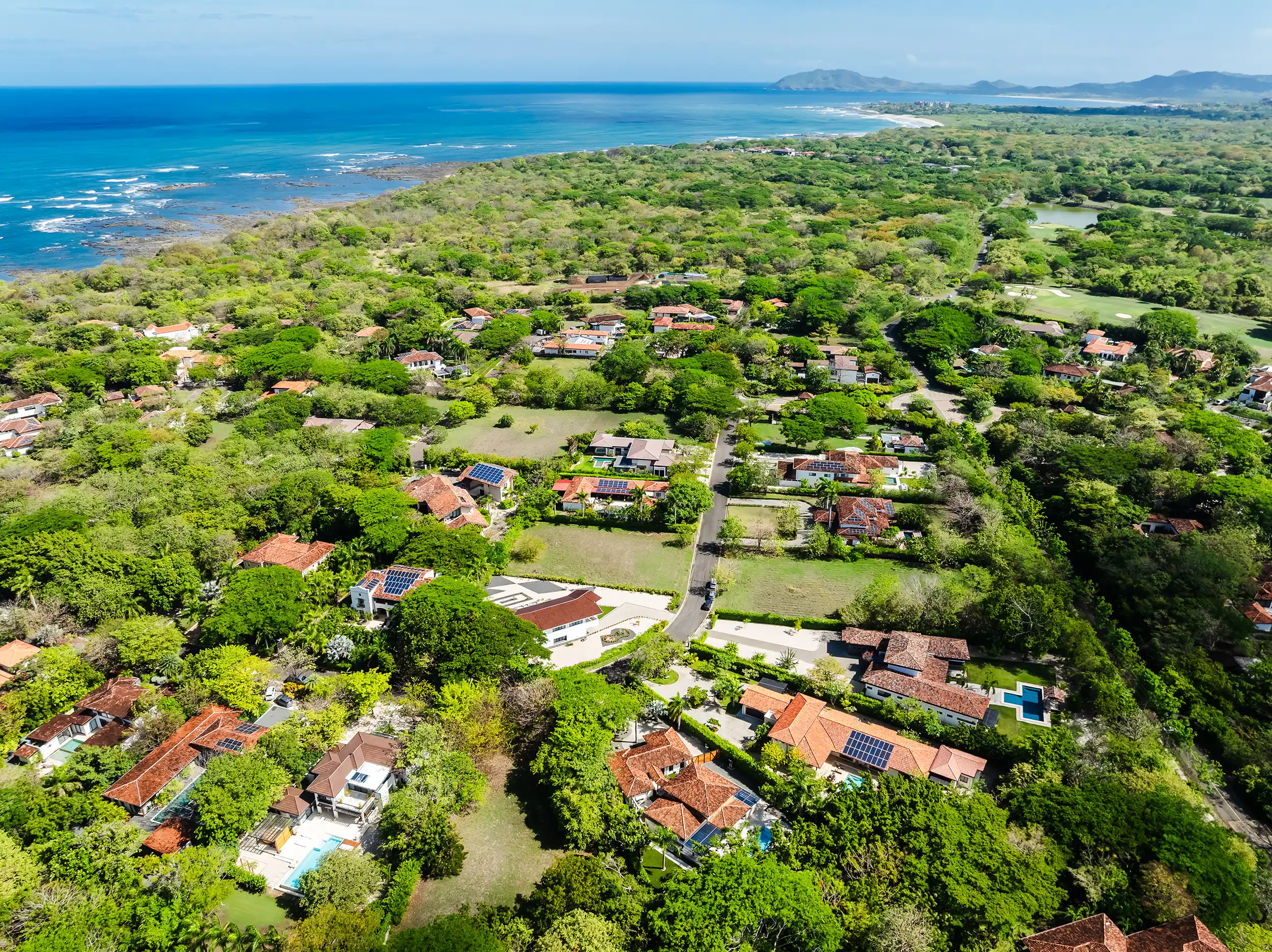 Vista aerea de la comunidad de Hacienda Pinilla con el JW Marriott y el oceano Pacifico a la vista
