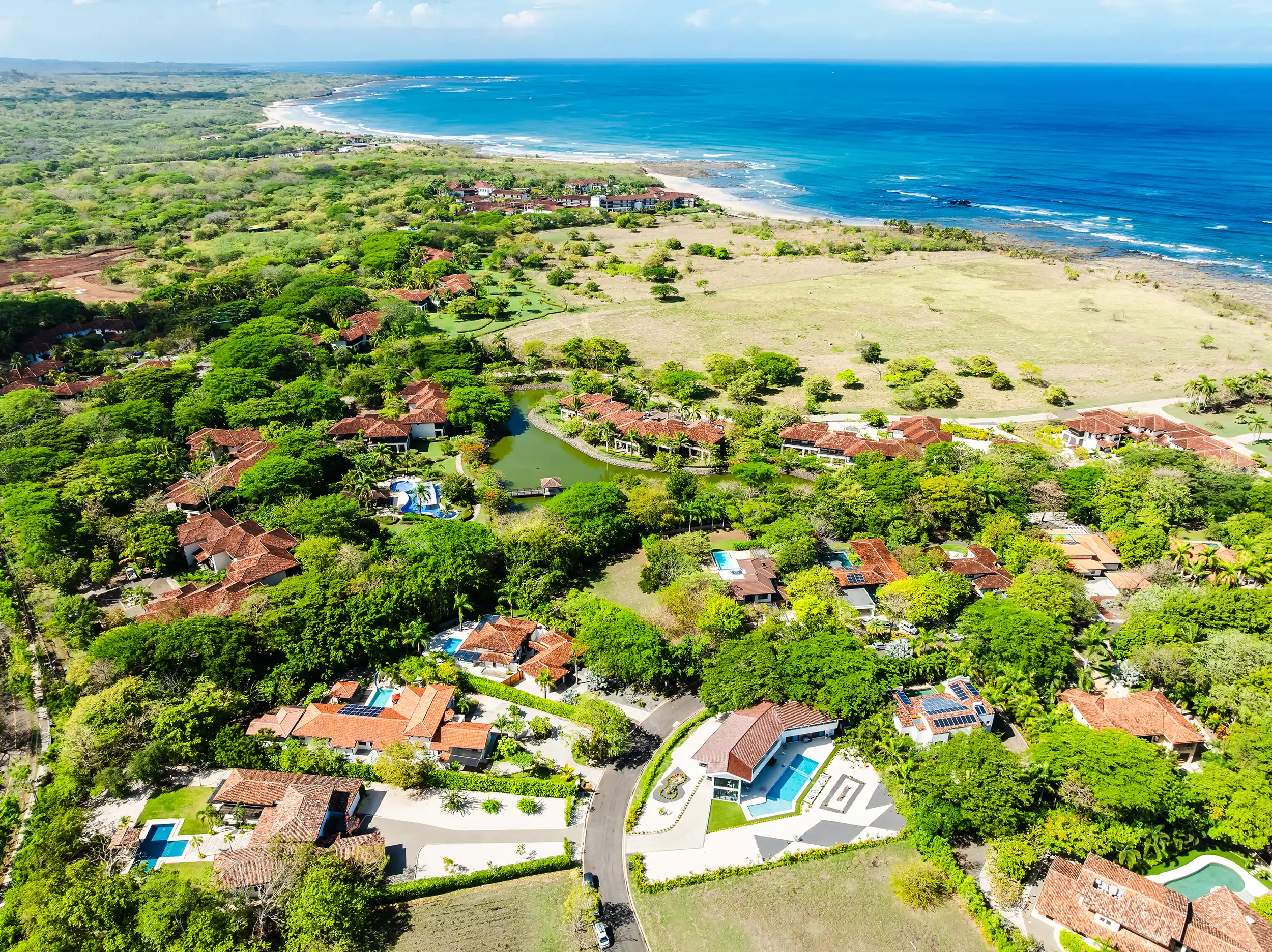Vista aérea con dron del vecindario Las Golondrinas dentro de Hacienda Pinilla