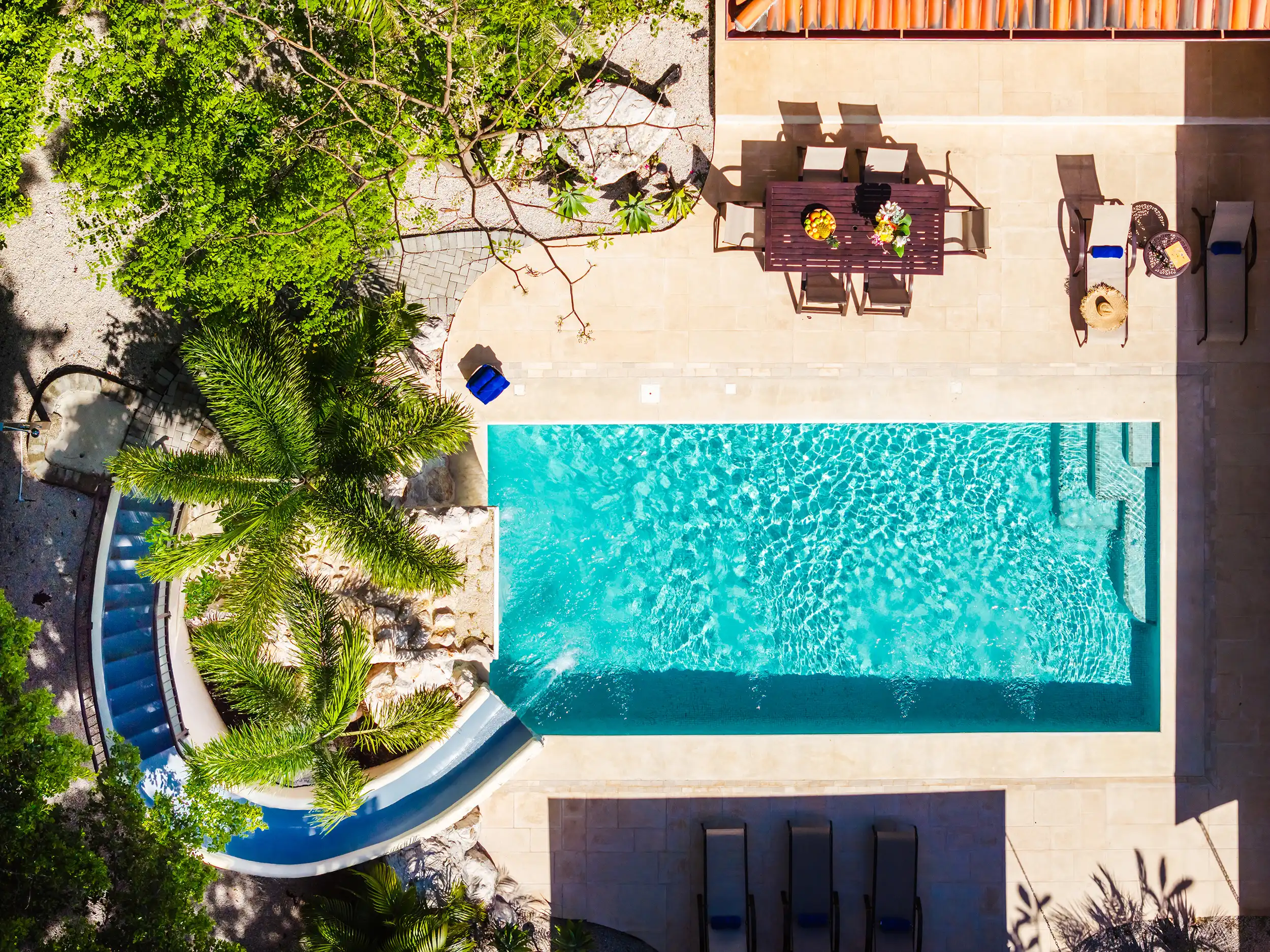 Vista aérea con dron desde arriba de la piscina y el tobogán de agua en Casa Bonita Beach