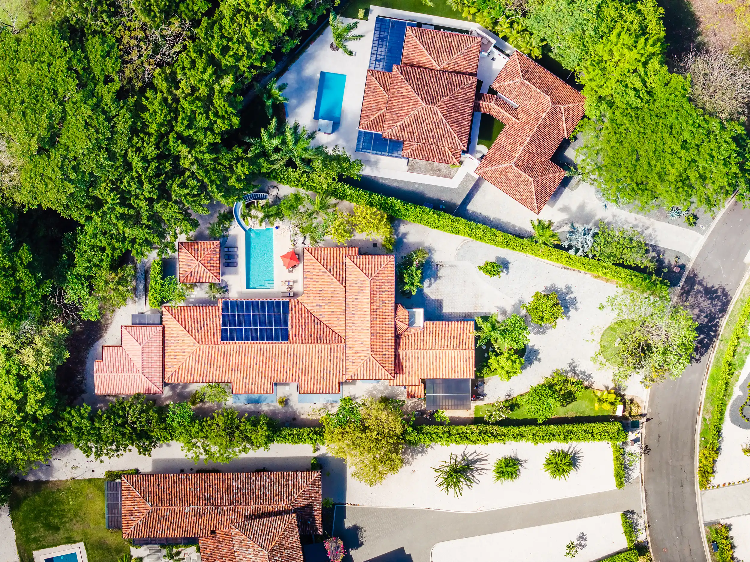 Segunda vista aérea con dron de la villa Casa Bonita Beach y la comunidad circundante