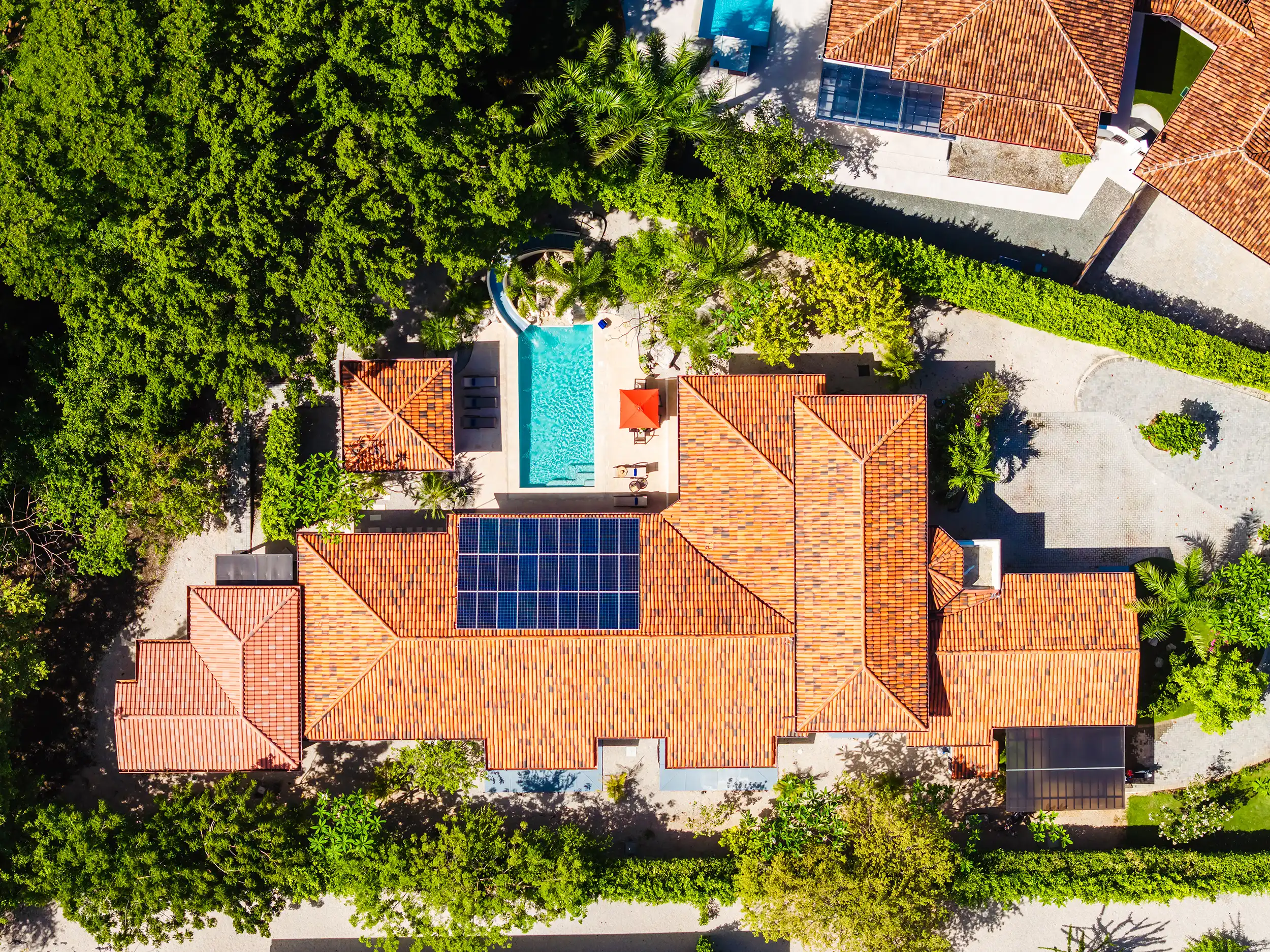 Vista aérea con dron de la villa de lujo Casa Bonita Beach con piscina y jardines