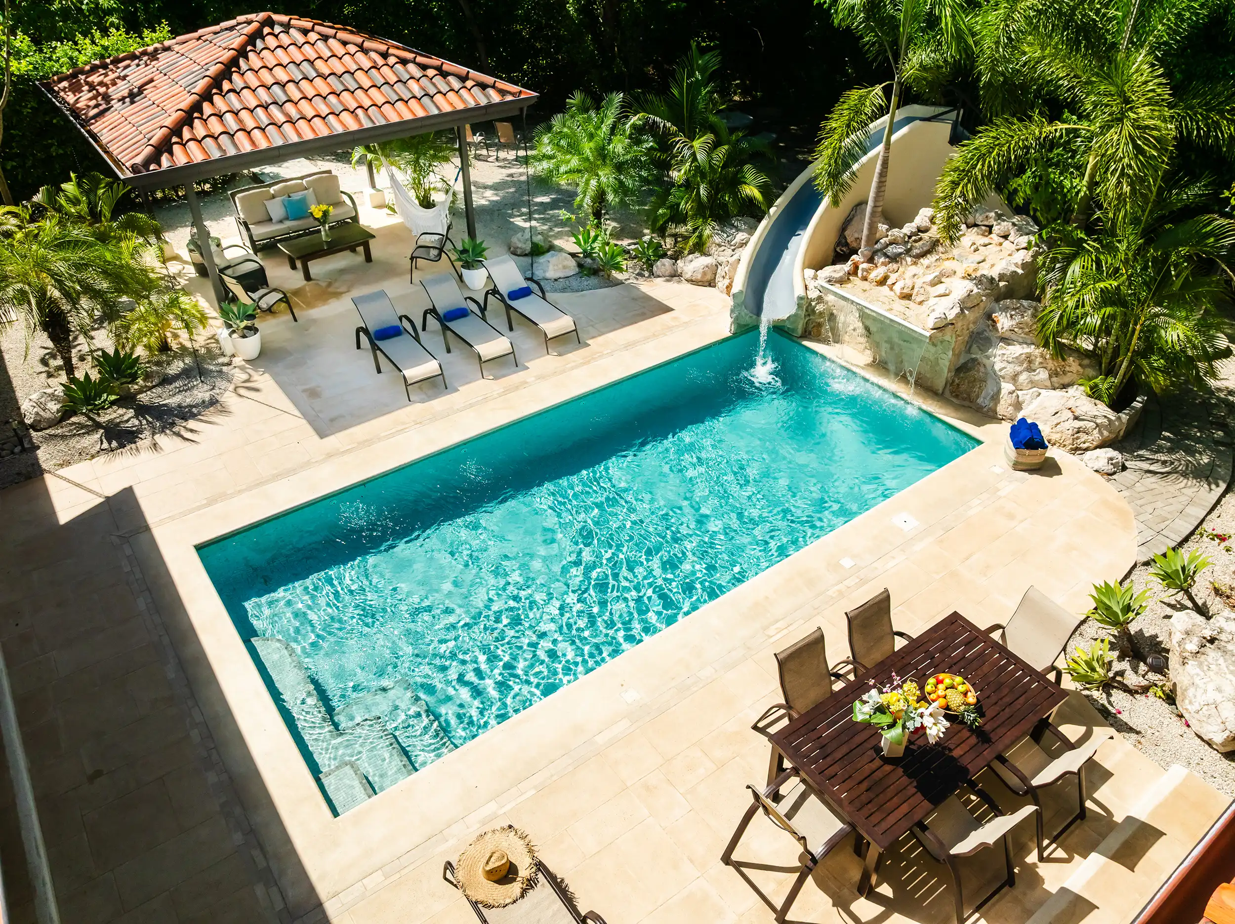 Vista aérea de la piscina, el rancho, el tobogán y el comedor exterior en Casa Bonita Beach