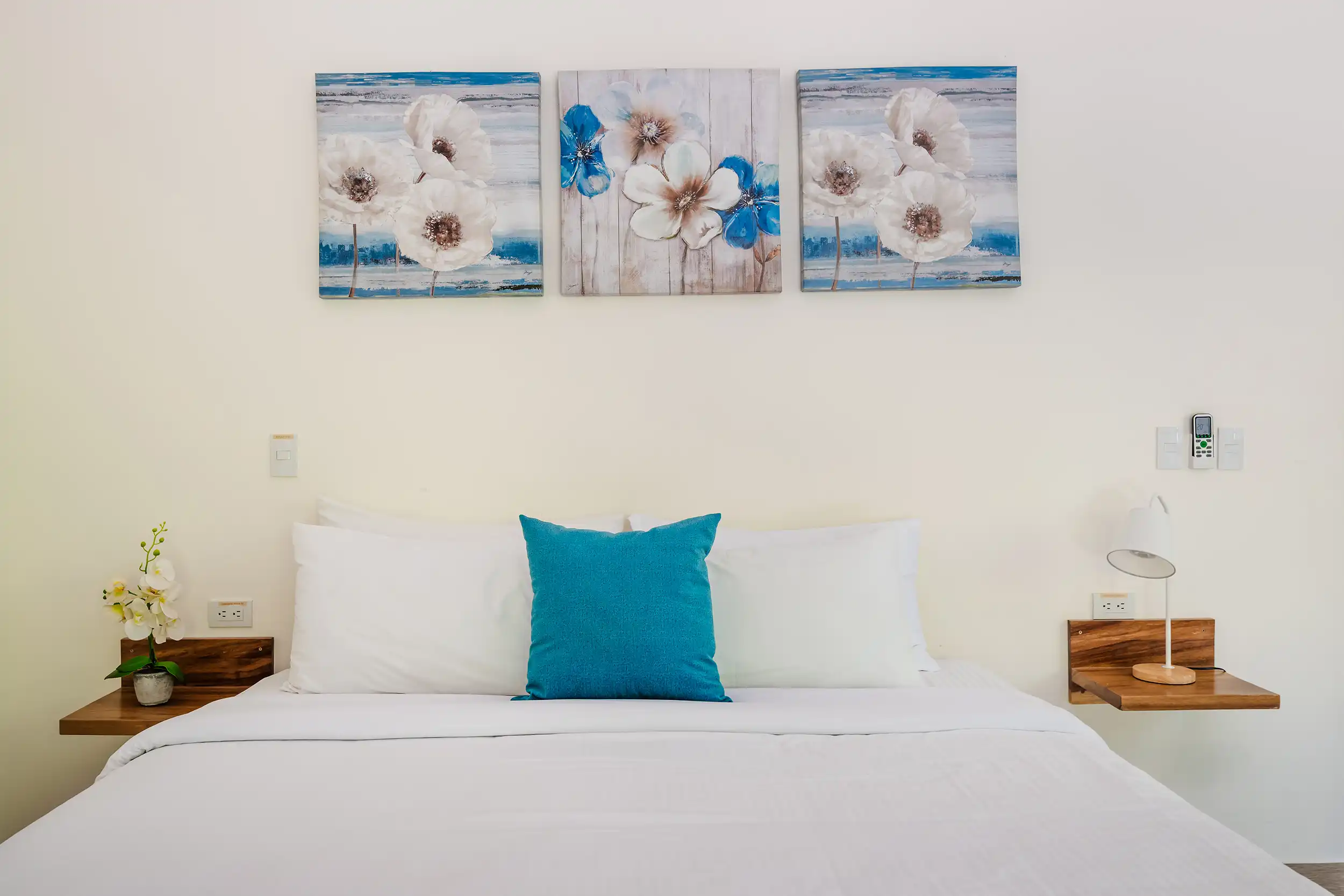 Dormitorio del estudio con cama king y arte en la pared en Casa Bonita Beach