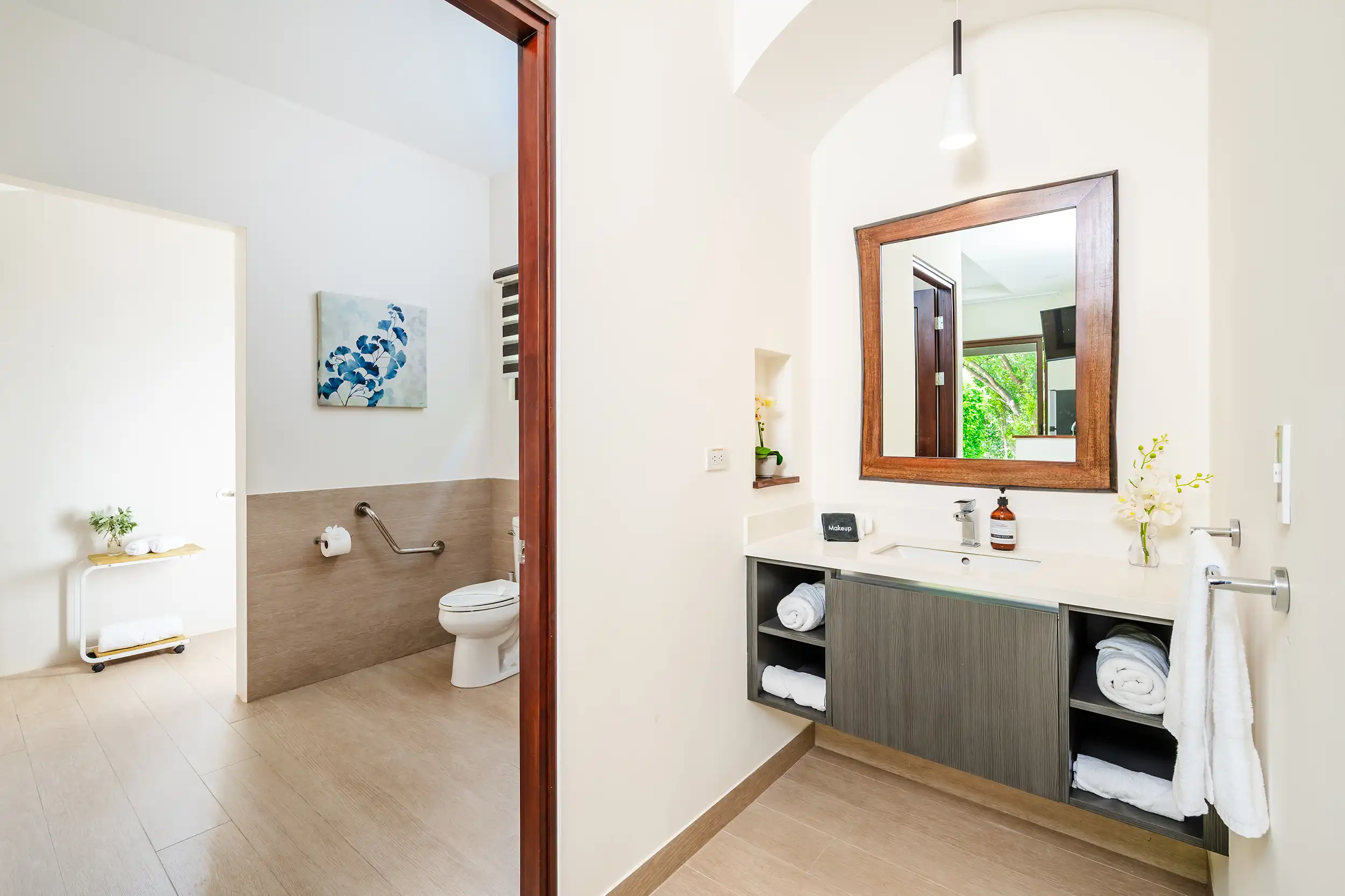 Baño con lavabo y espejos en Casa Bonita Beach