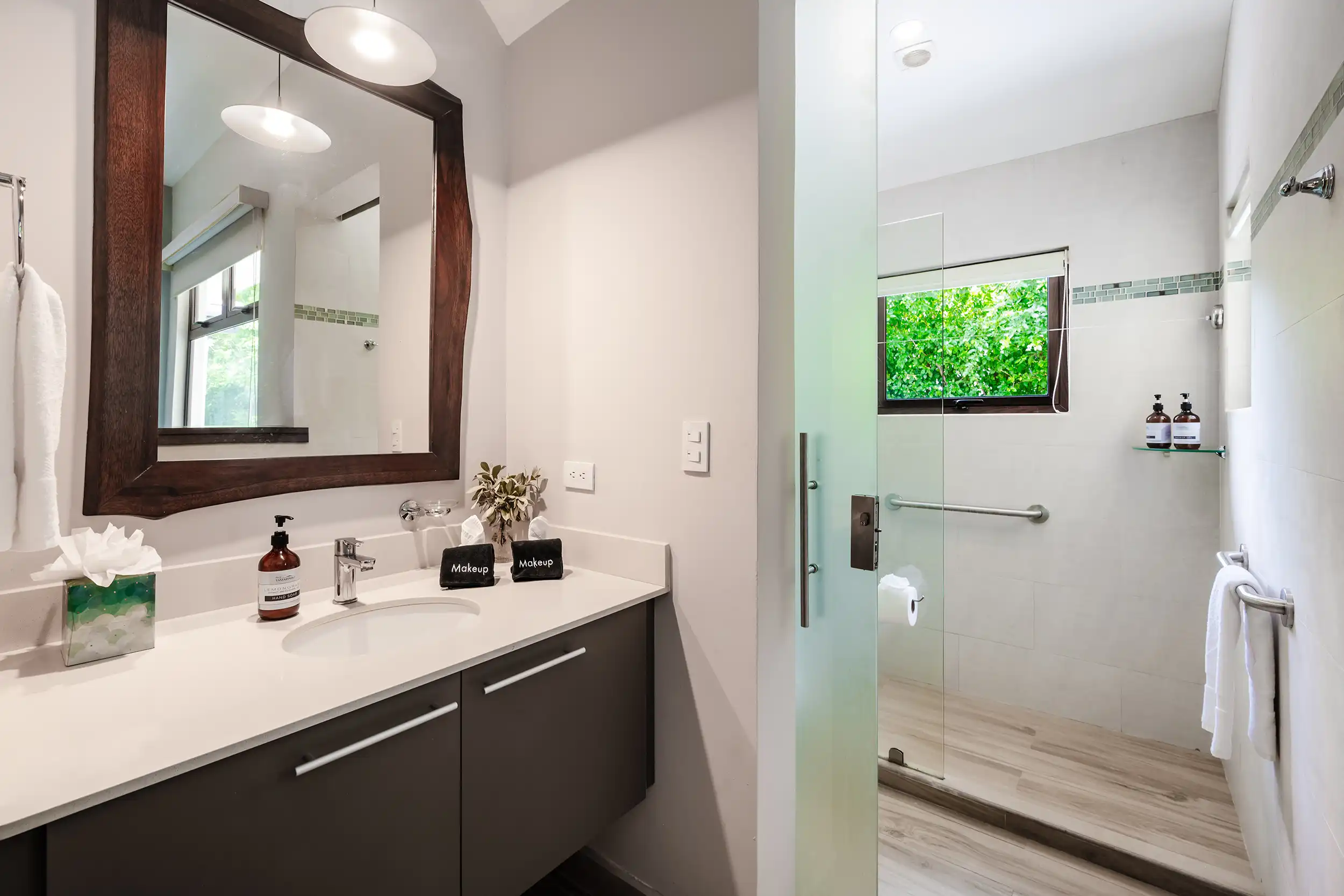 Tocador del baño en Casa Bonita Beach