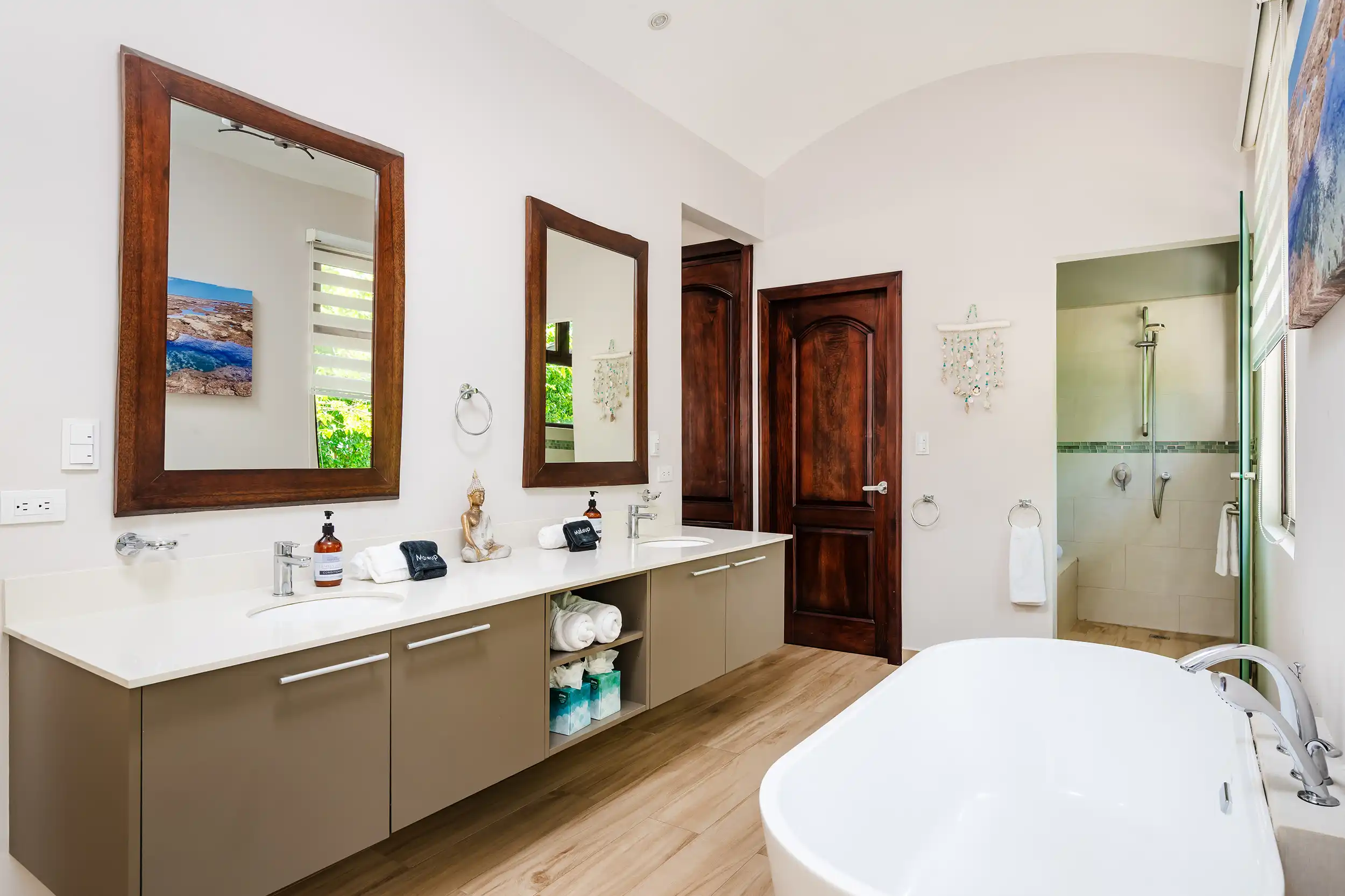 Baño con doble tocador y lavabo en Casa Bonita Beach