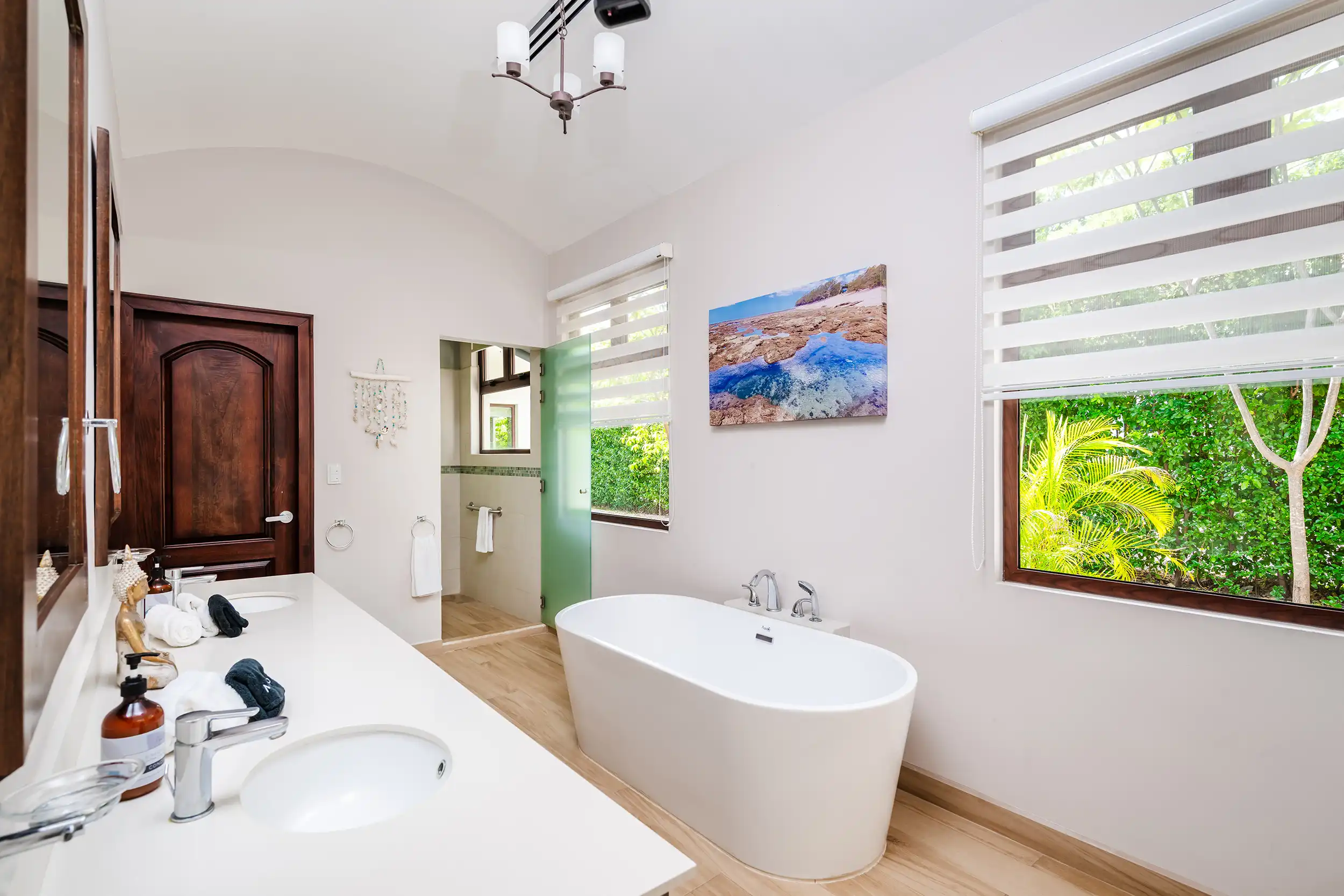 Baño principal con bañera de inmersión con patas en Casa Bonita Beach
