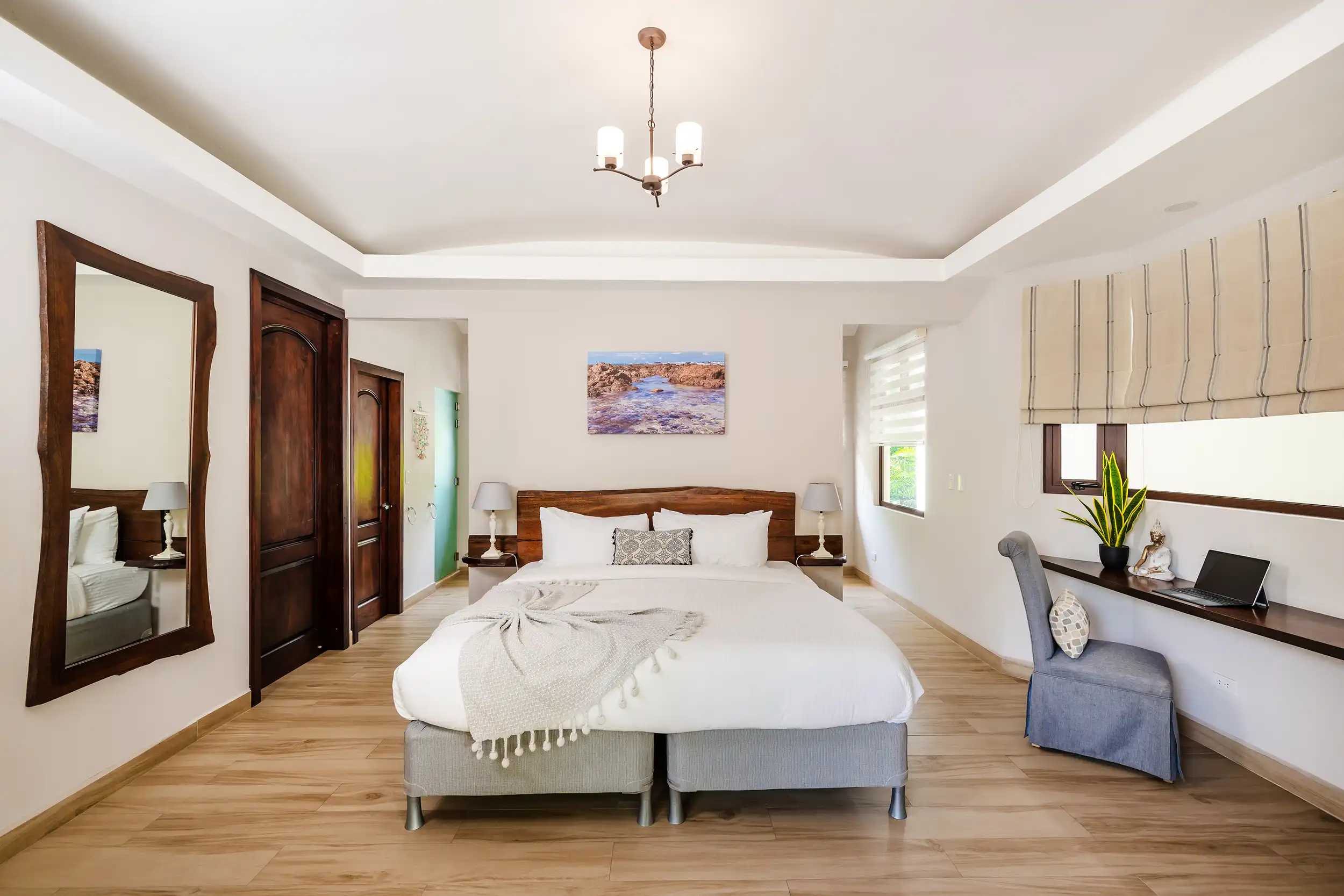 Dormitorio de huéspedes 1 con cama king en Casa Bonita Beach