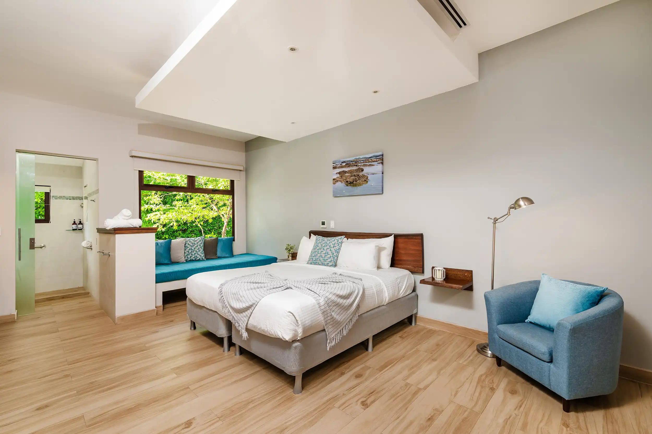 Habitacion de huespedes con cama king y rincon de lectura en Casa Bonita Beach