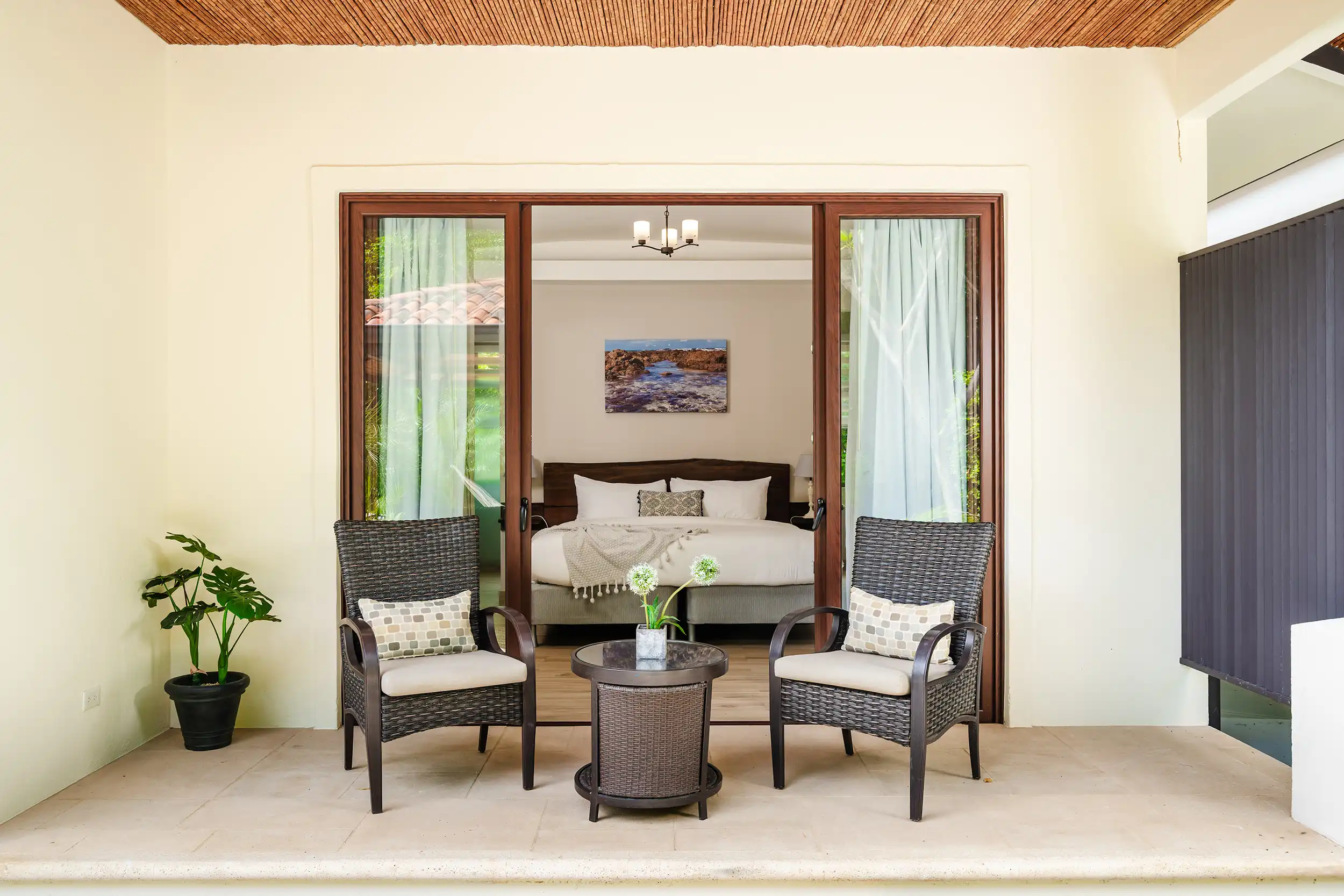 Suite principal con patio privado en Casa Bonita Beach