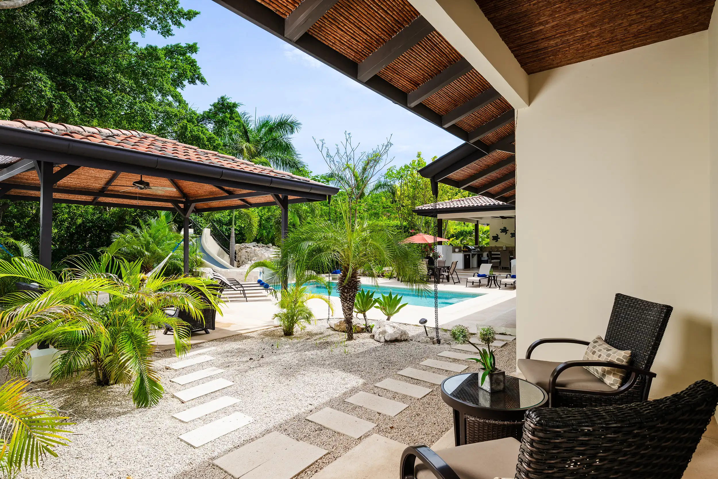 Vista del patio del dormitorio hacia la piscina en Casa Bonita Beach