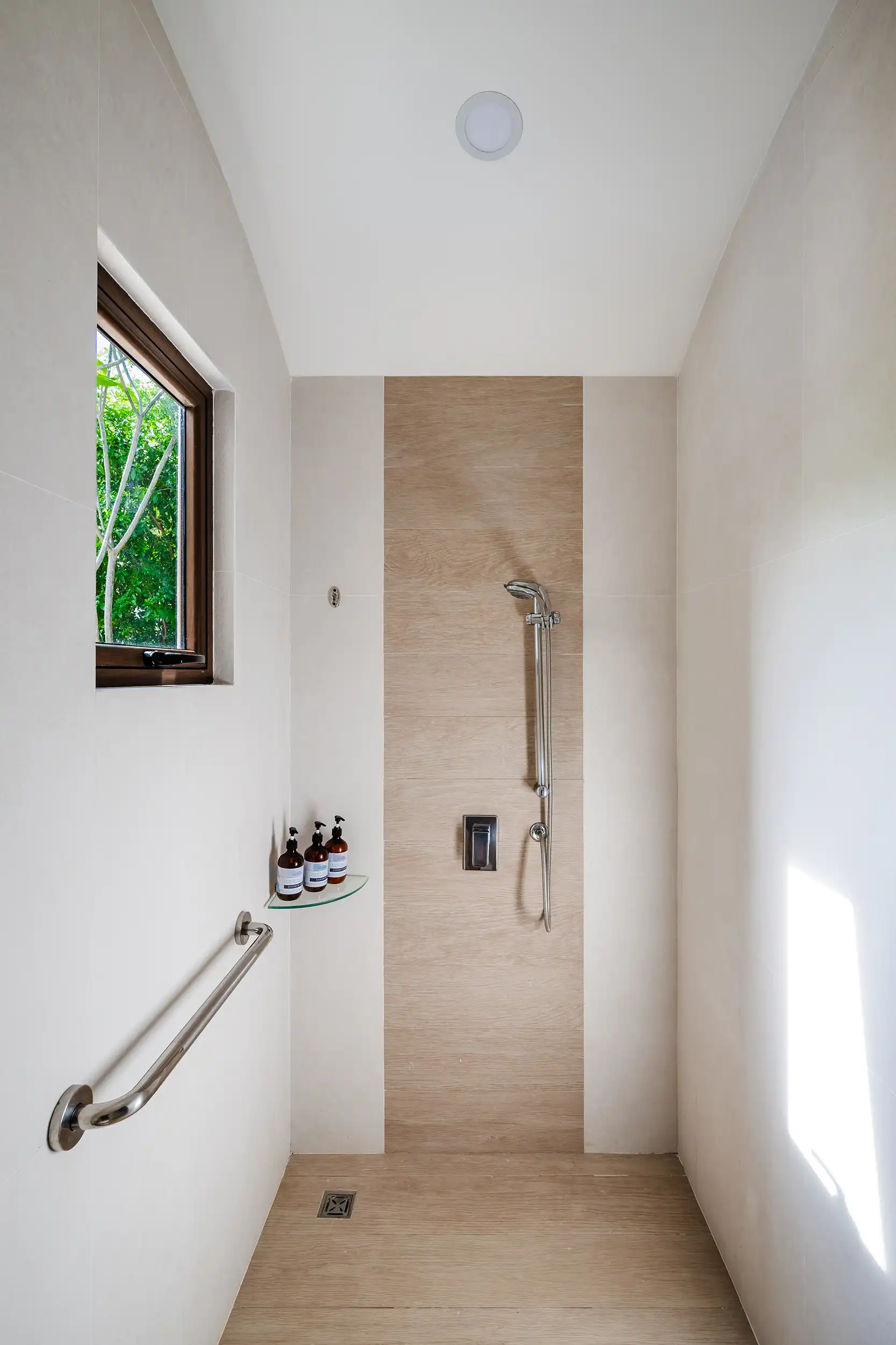 Ducha en el baño privado del dormitorio en Casa Bonita Beach