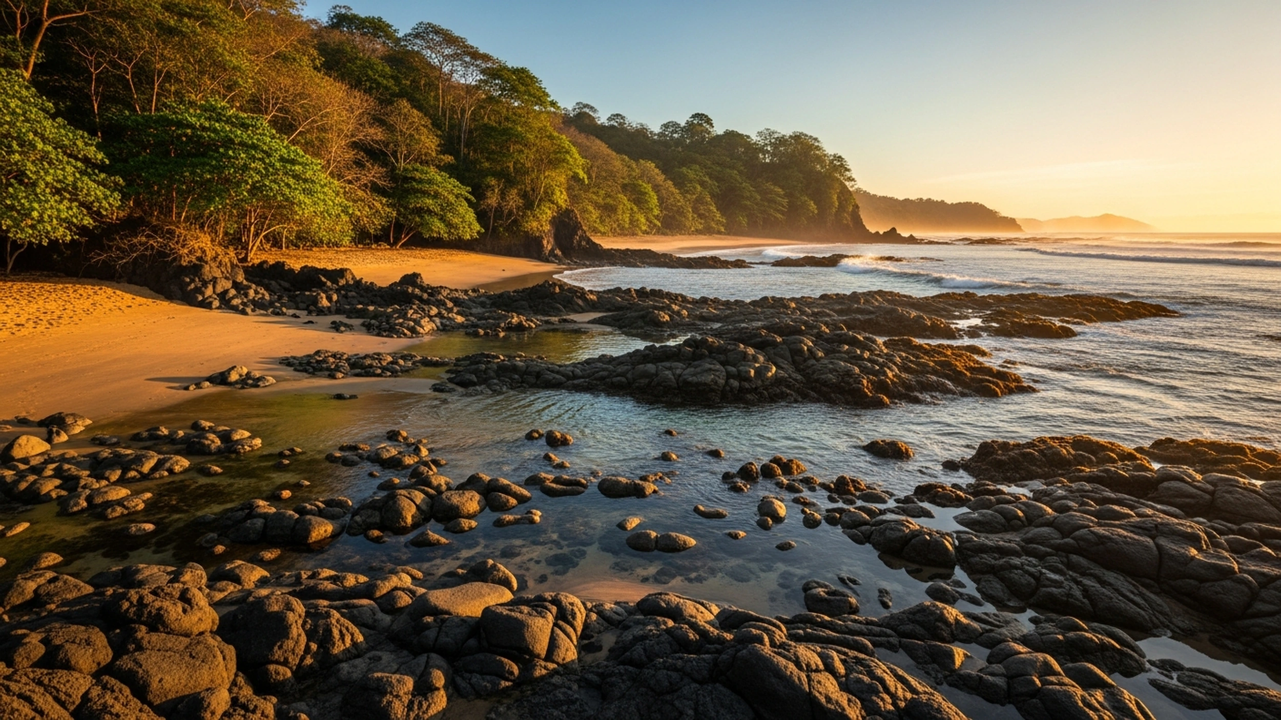 Espectacular costa del Pacifico al atardecer cerca de Hacienda Pinilla, Guanacaste