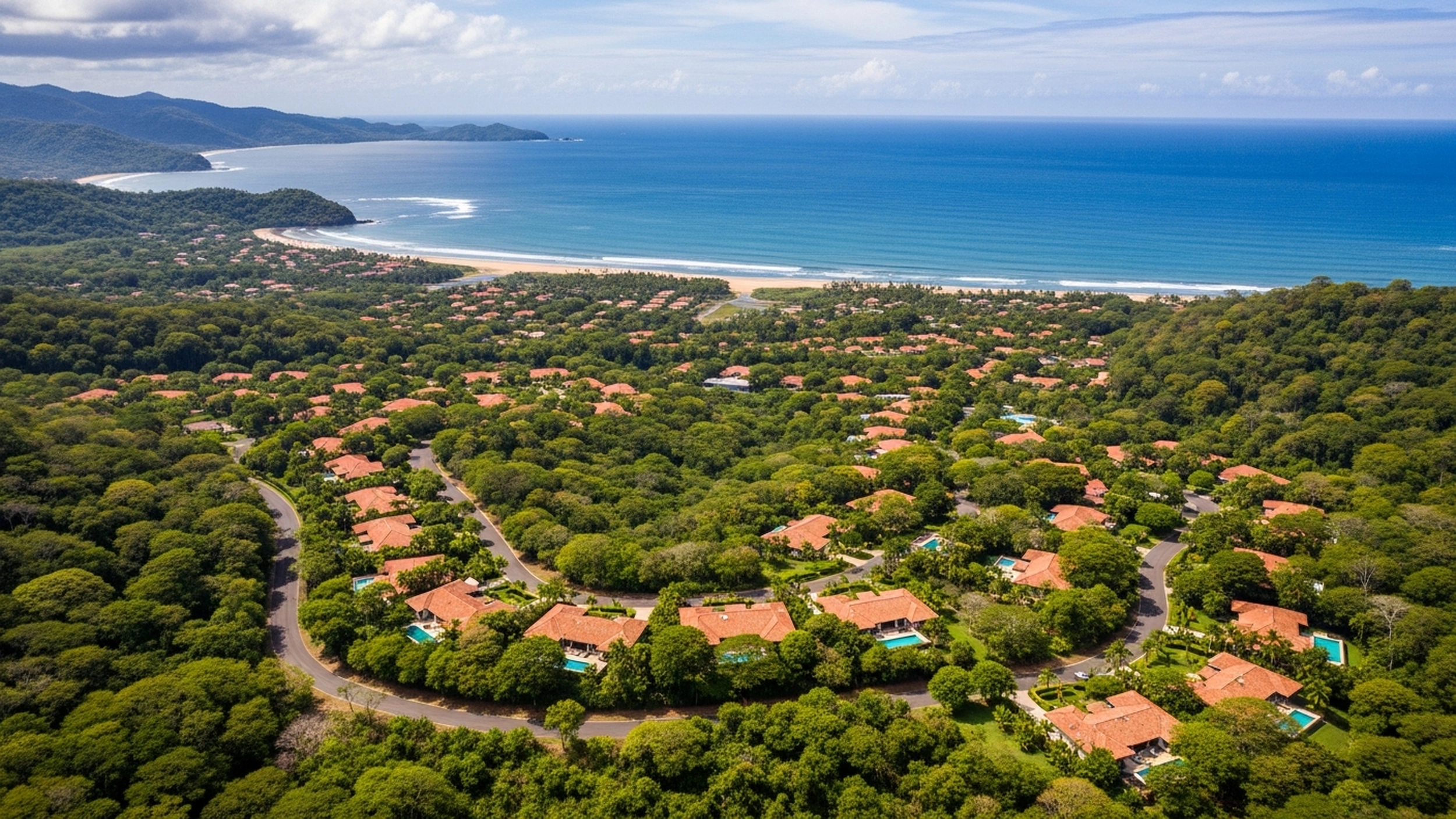 Vista aerea de la comunidad privada de Hacienda Pinilla y la costa del Pacifico, Guanacaste, Costa Rica