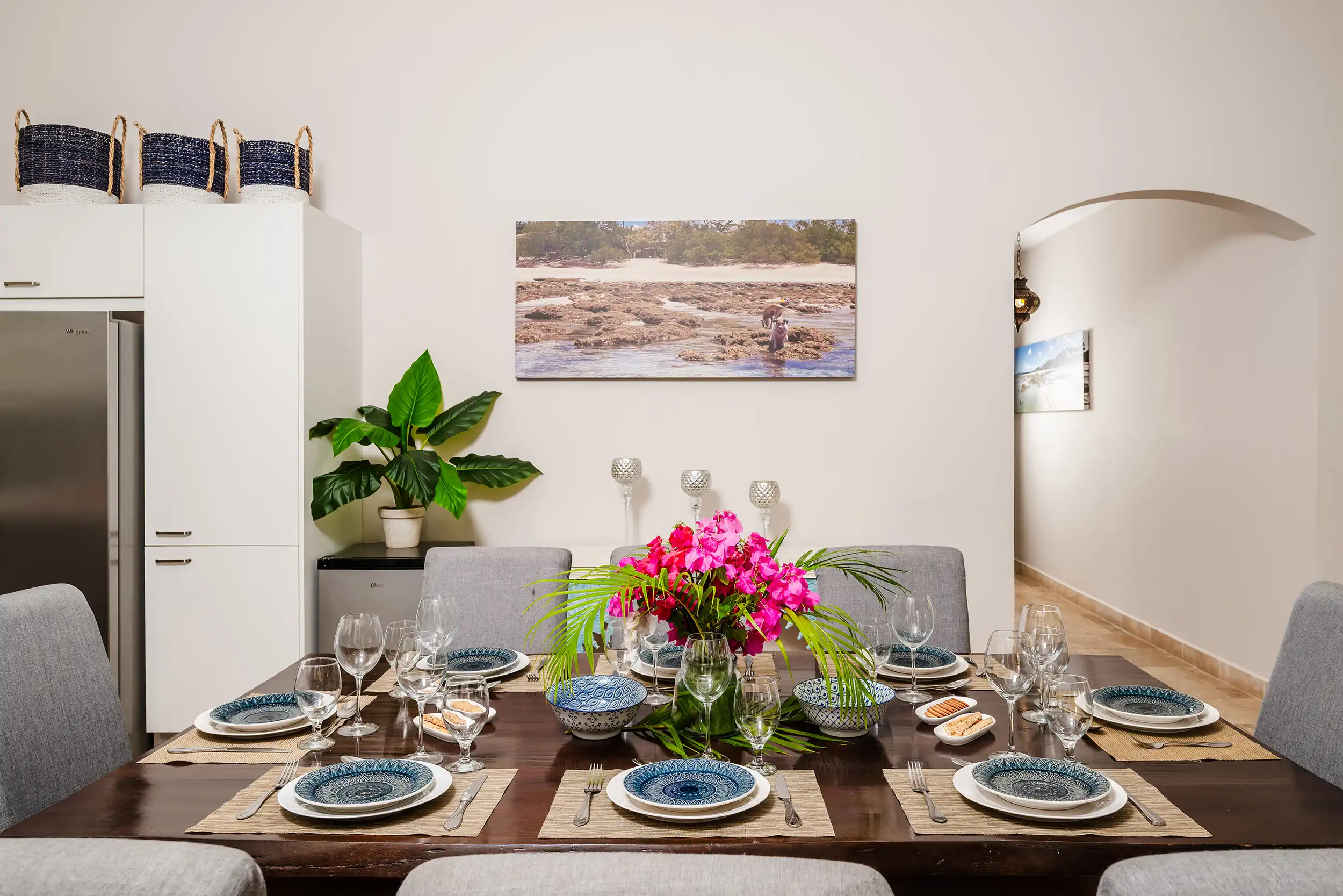 Mesa de comedor servida formalmente para 8 personas en Casa Bonita Beach