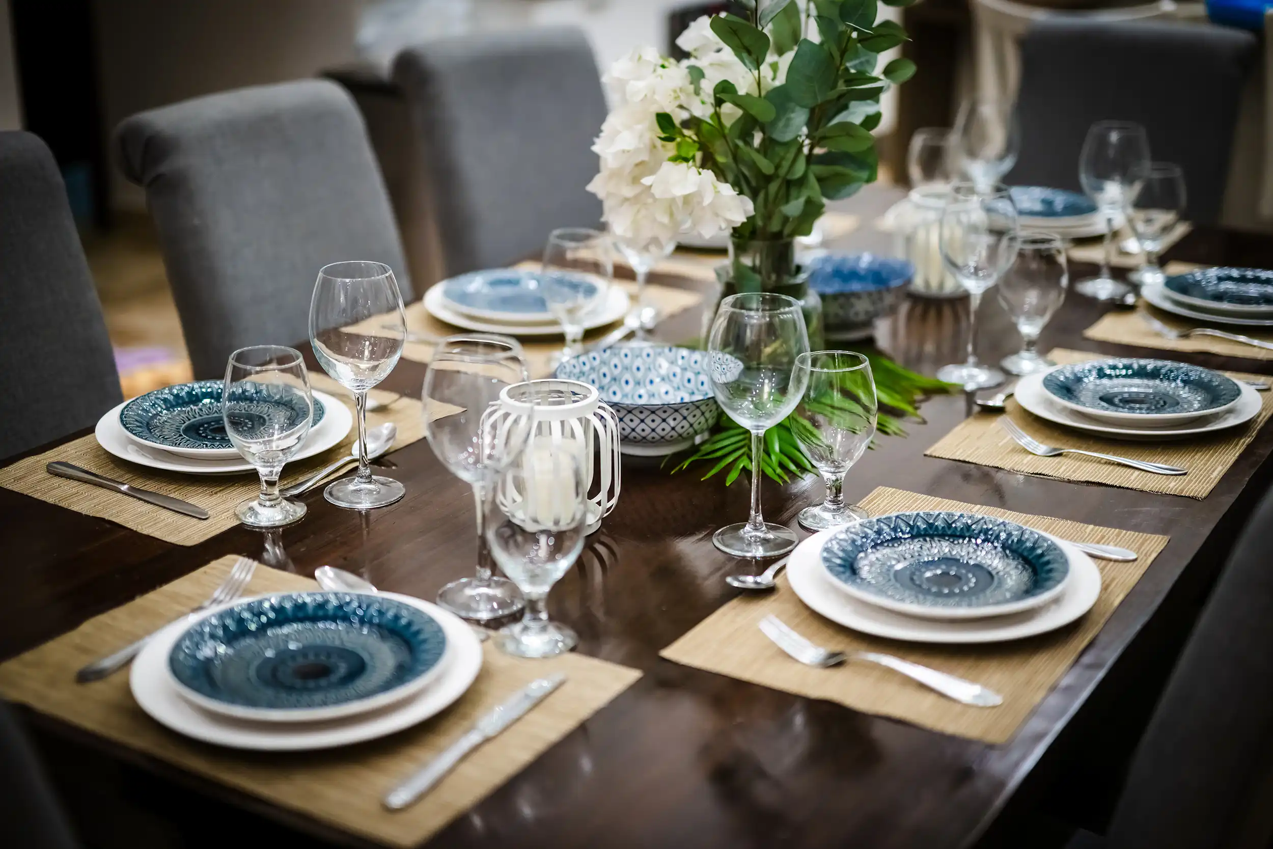 Mesa de comedor montada con elegancia y flores de buganvilia en Casa Bonita Beach
