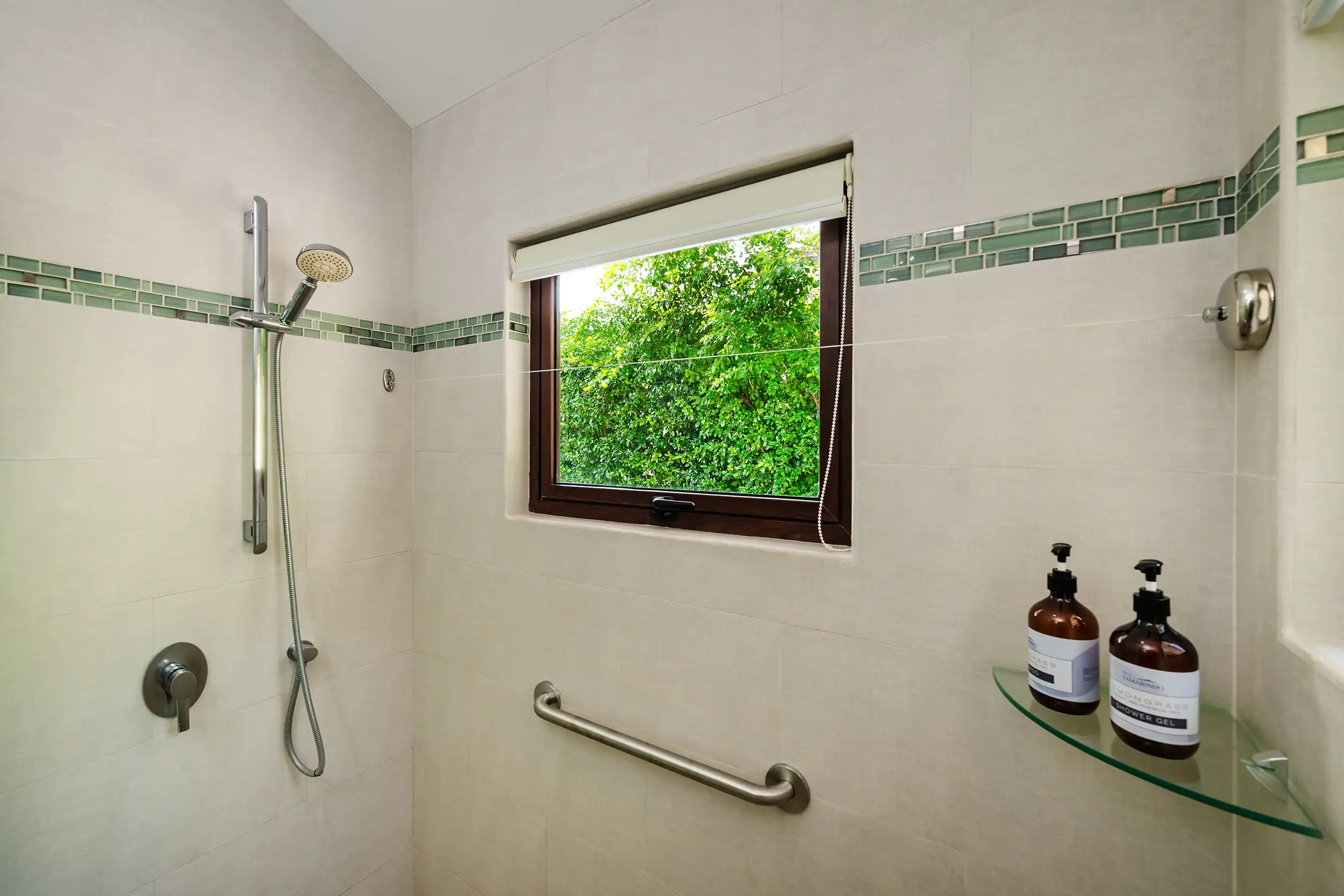 Ducha de huéspedes con mampara de vidrio en Casa Bonita Beach