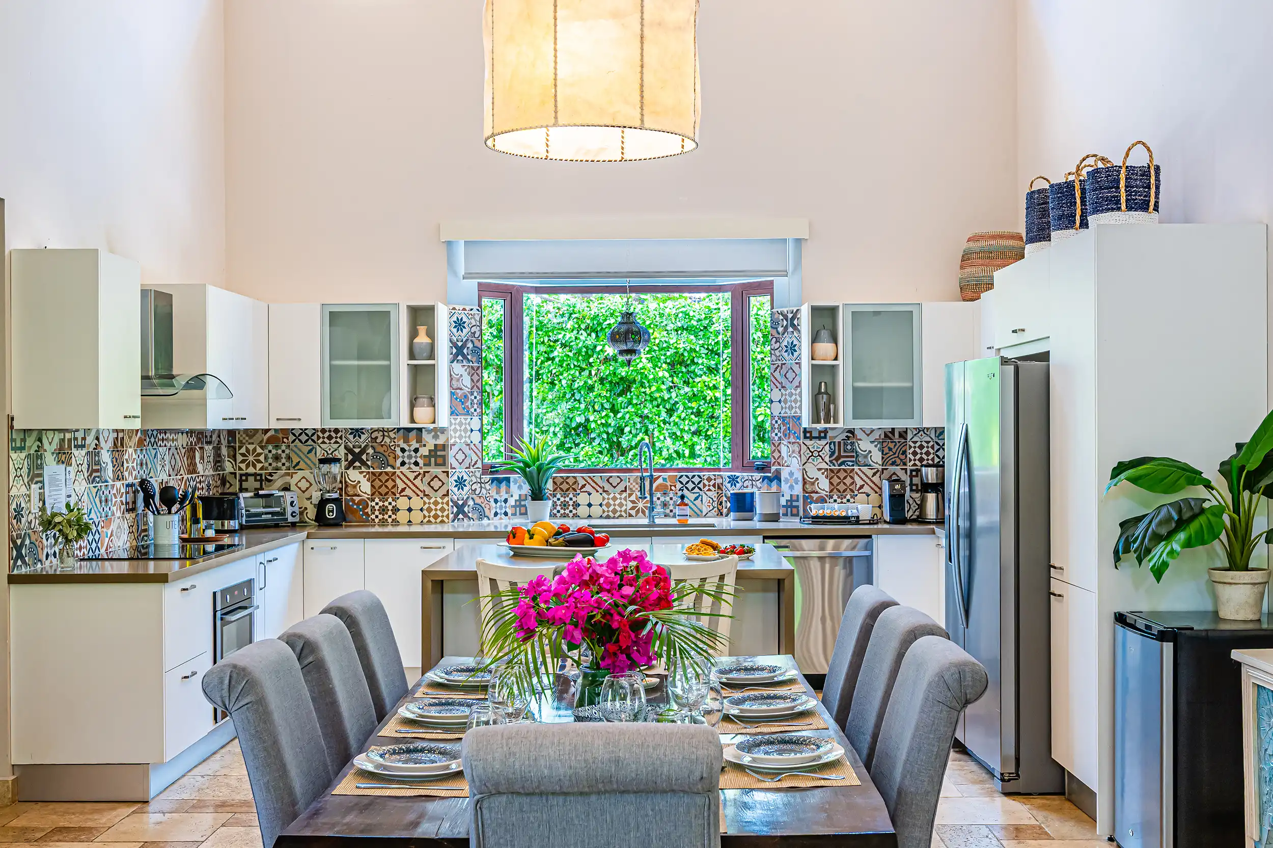 Cocina totalmente equipada y mesa de comedor con refrigerador empotrado en Casa Bonita Beach