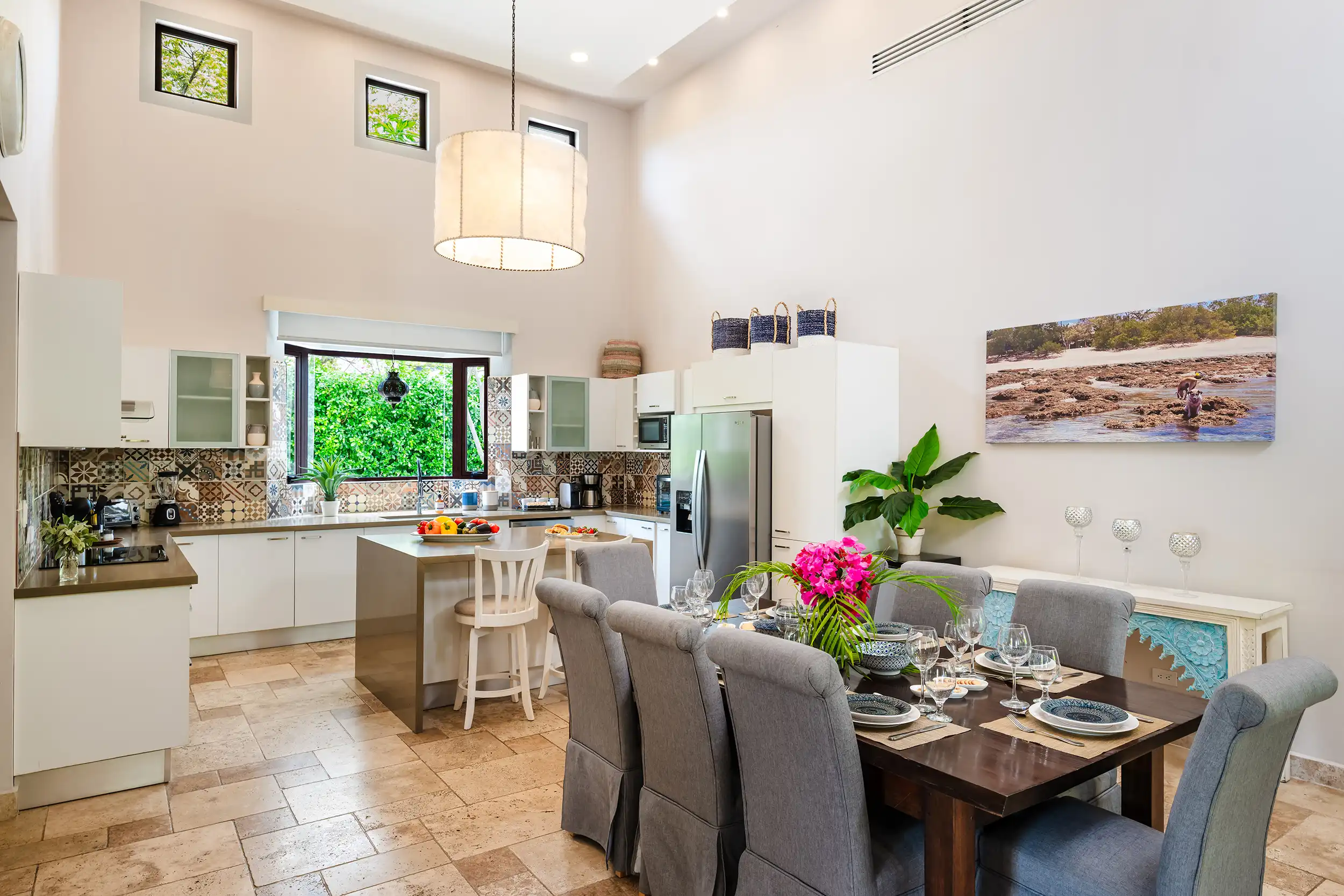Zona de cocina con techos altos en Casa Bonita Beach