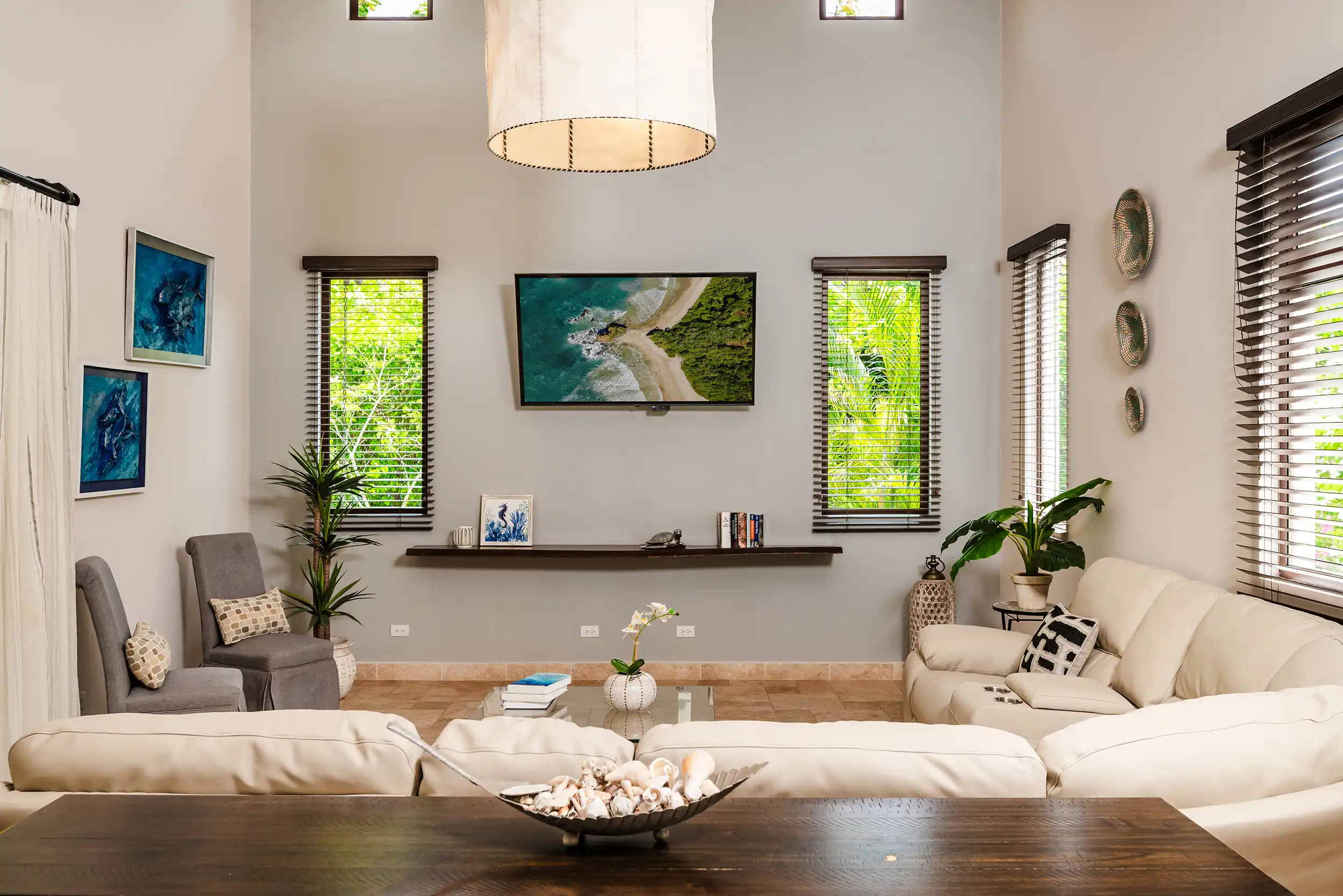 Sala de estar con televisión por cable en Casa Bonita Beach