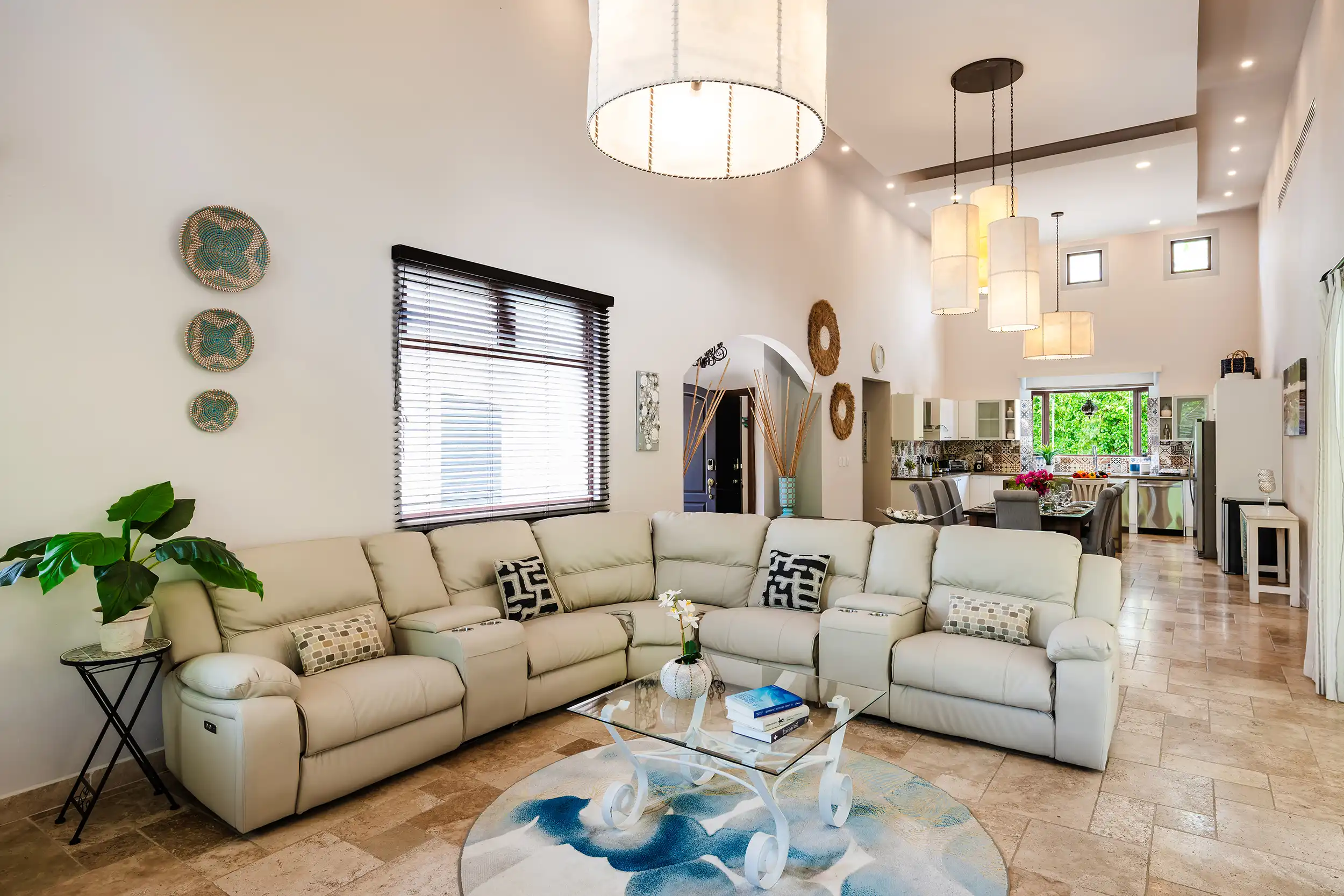 Sala de estar, cocina y comedor de planta abierta en Casa Bonita Beach