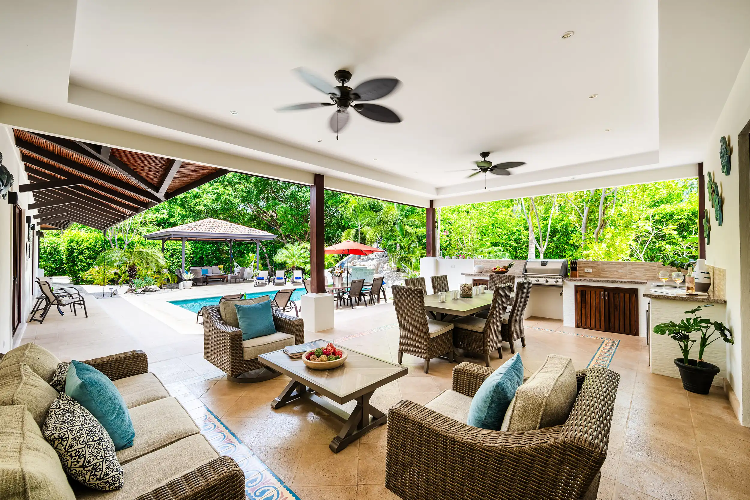 Cocina, comedor y zona de asientos al aire libre en la villa Casa Bonita Beach