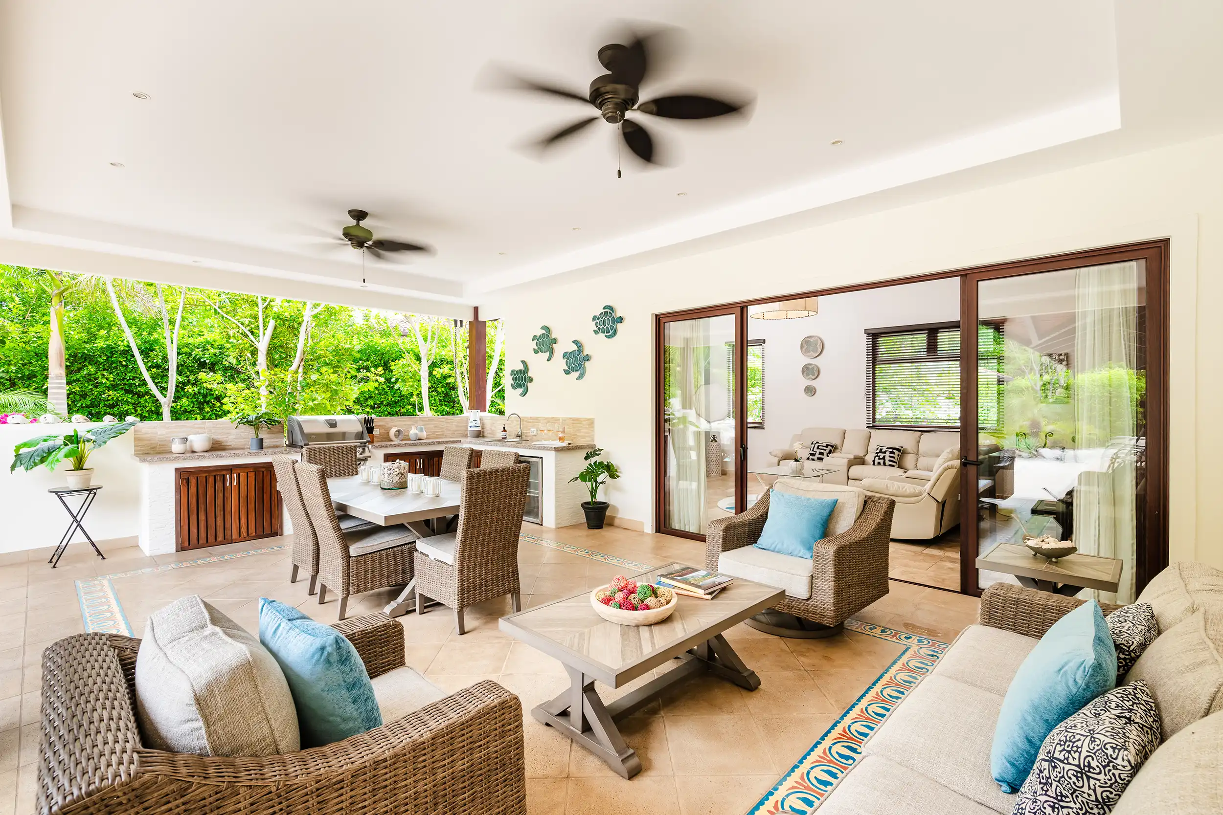 Cocina al aire libre y zona de asientos en Casa Bonita Beach