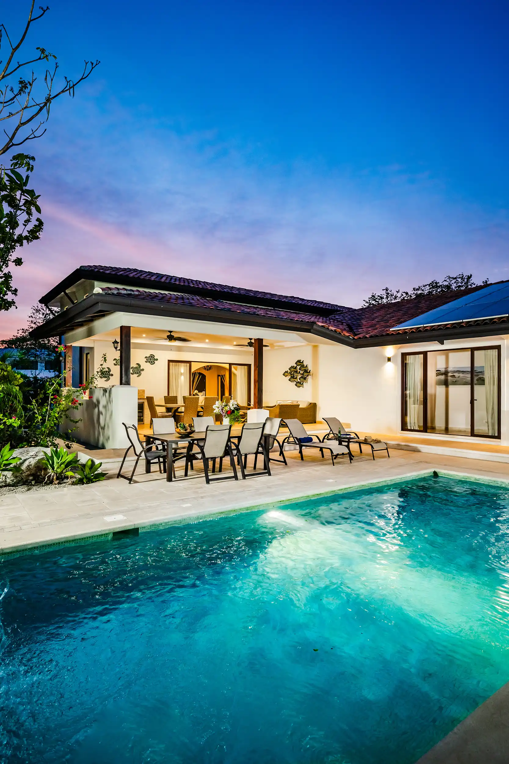 Piscina y zona de patio en la villa de lujo Casa Bonita Beach