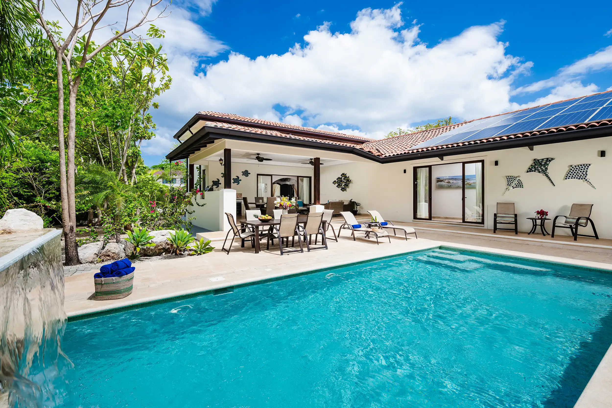 Vista desde la piscina hacia el interior de la villa Casa Bonita Beach