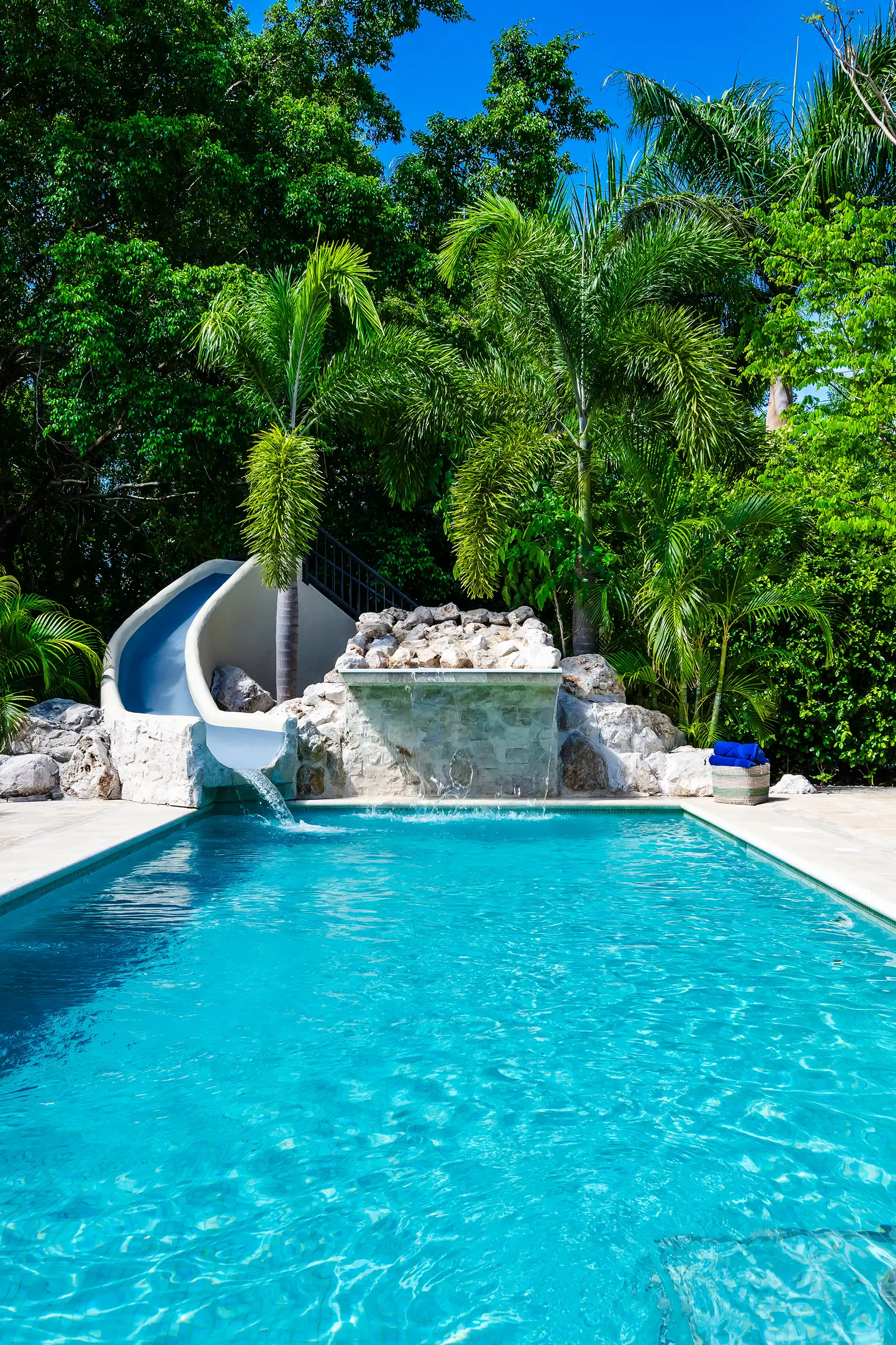 Piscina privada con tobogán de agua en la villa Casa Bonita Beach