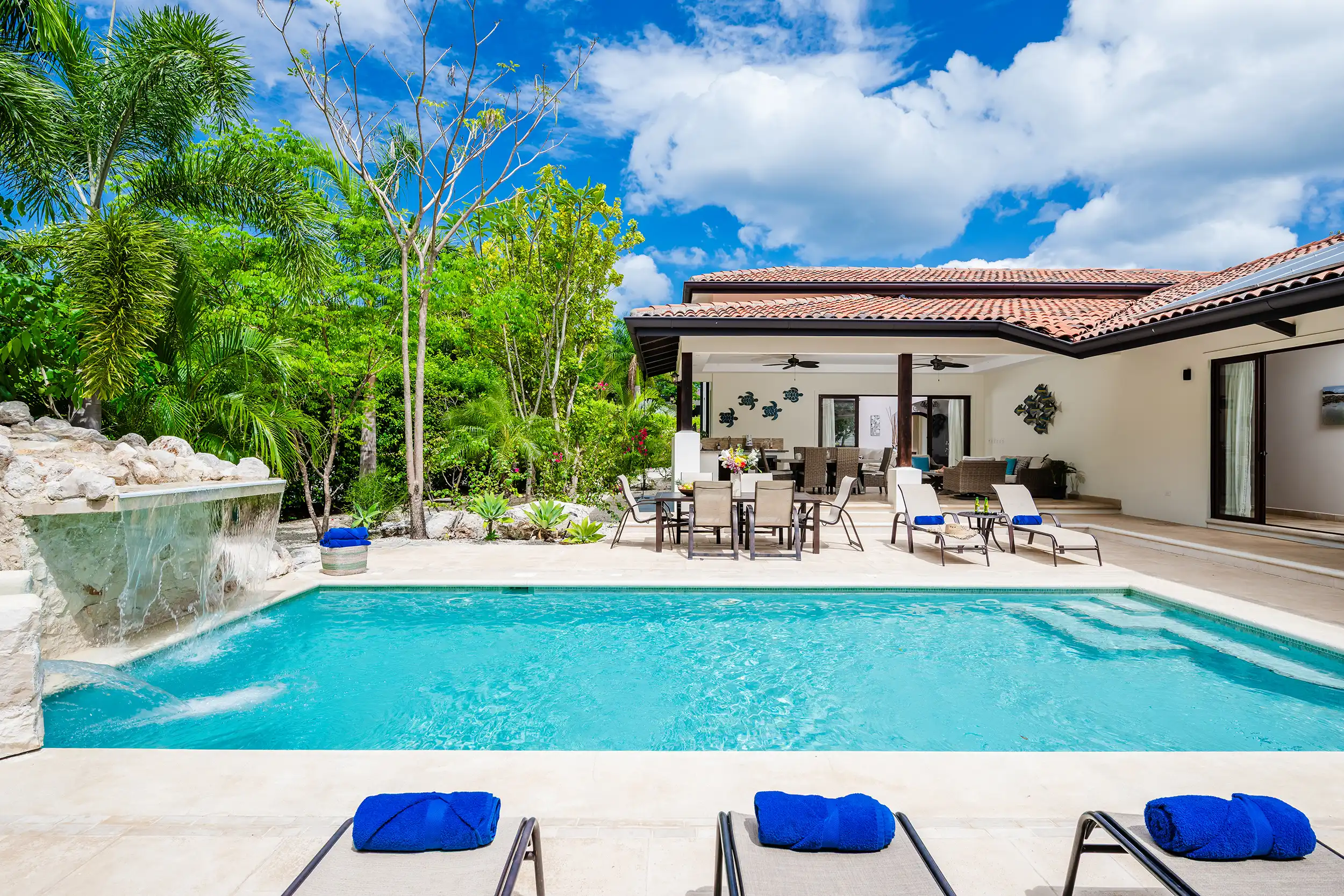 Piscina con cascada en Casa Bonita Beach