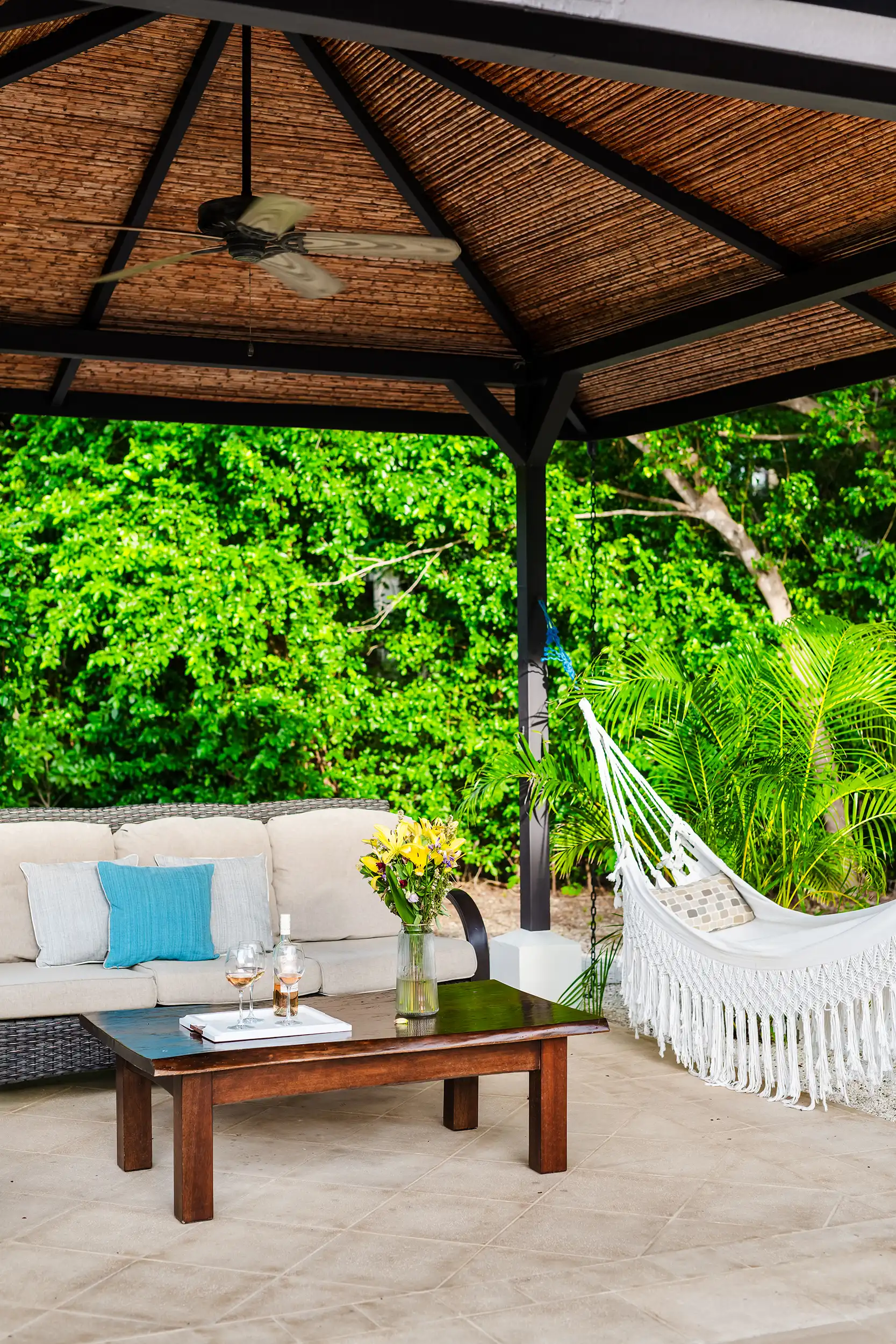 Zona de rancho al aire libre con hamaca y sofá en Casa Bonita Beach