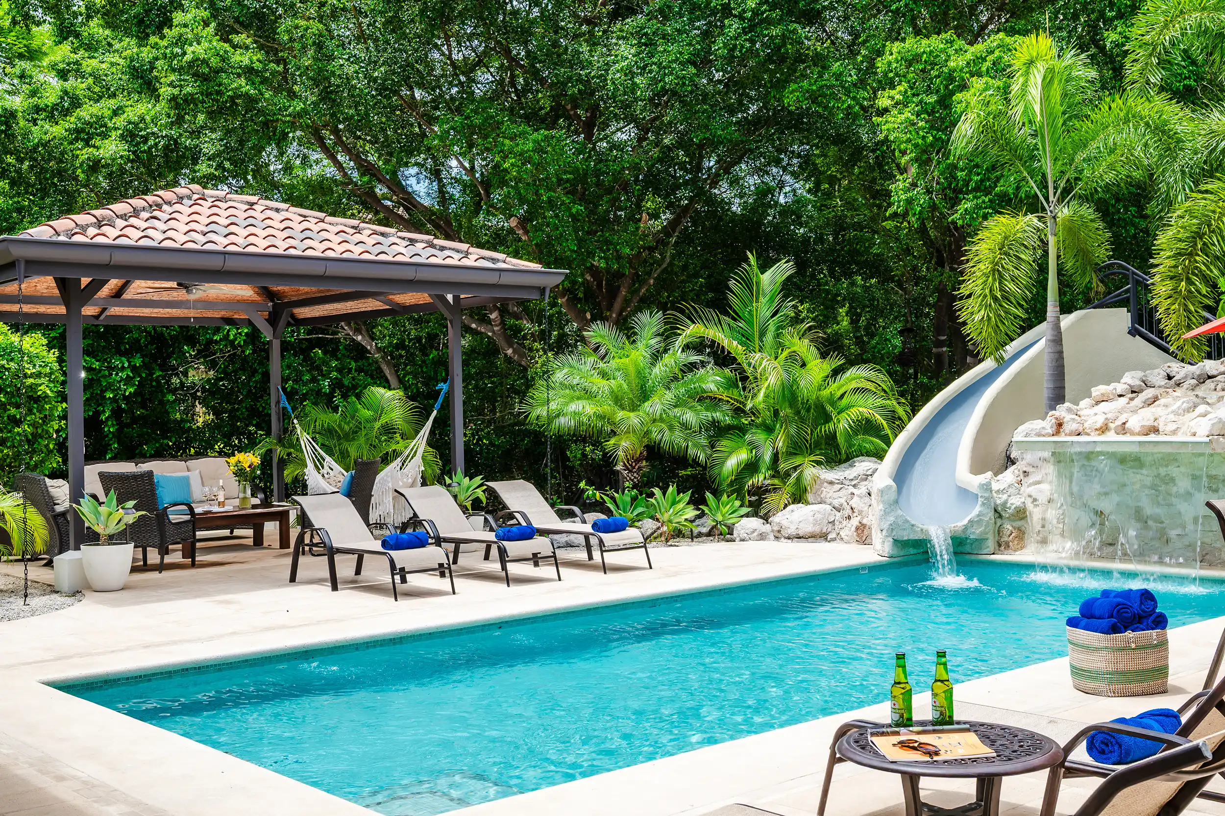 Rancho, piscina y sillas de sol en Casa Bonita Beach