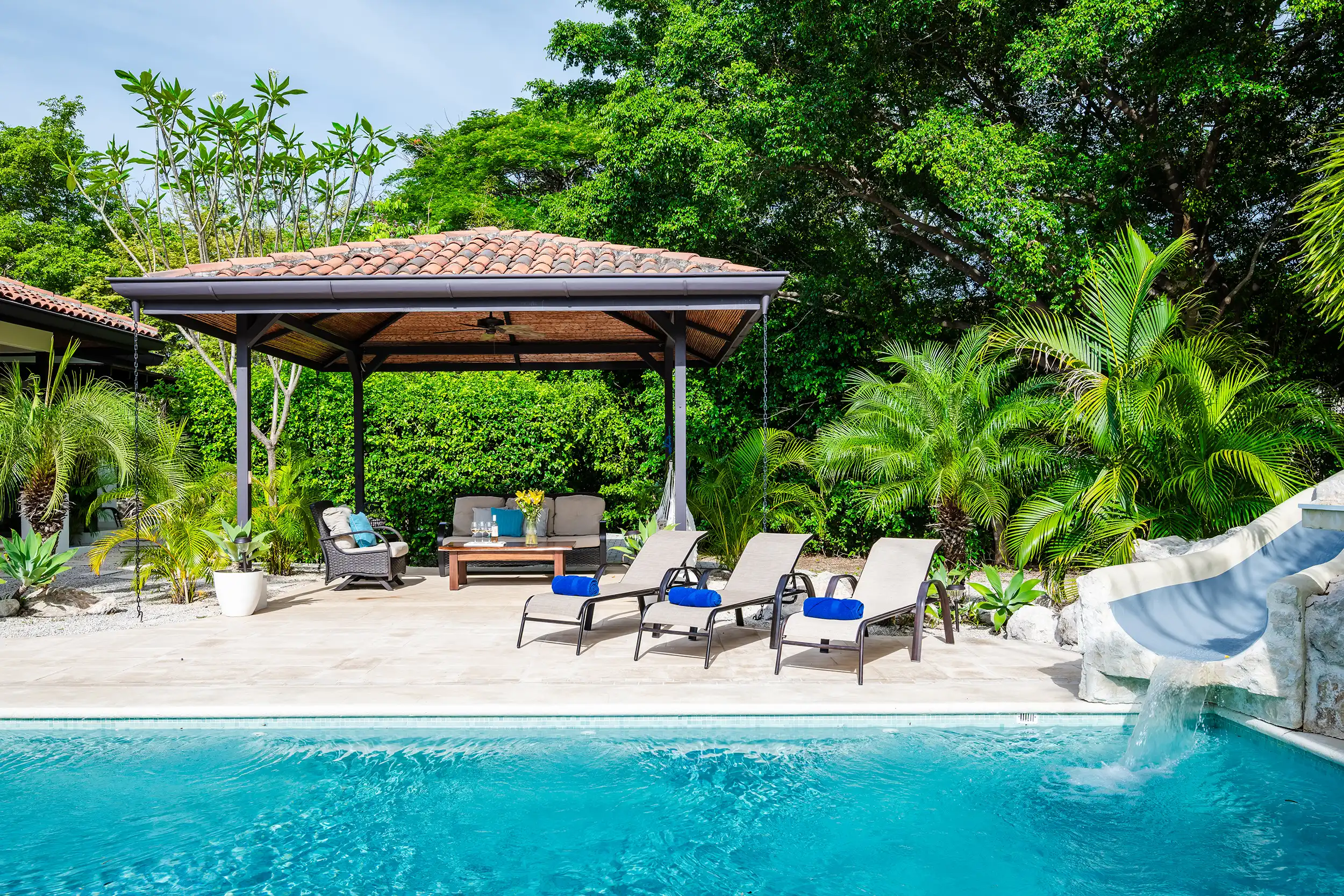 Rancho privado al aire libre rodeado de jardines tropicales