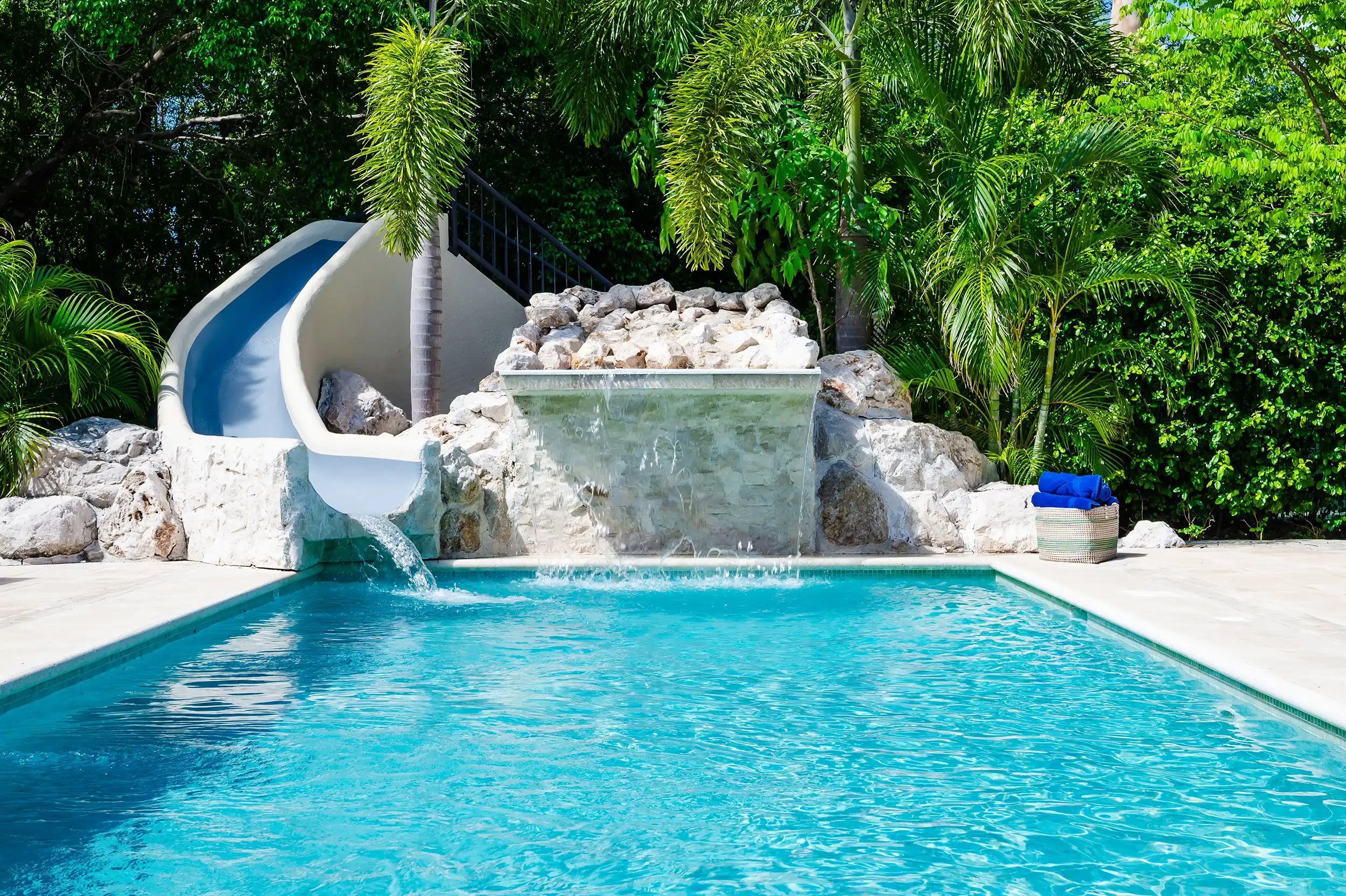 Cascada, tobogán de agua y zona de piscina en Casa Bonita Beach
